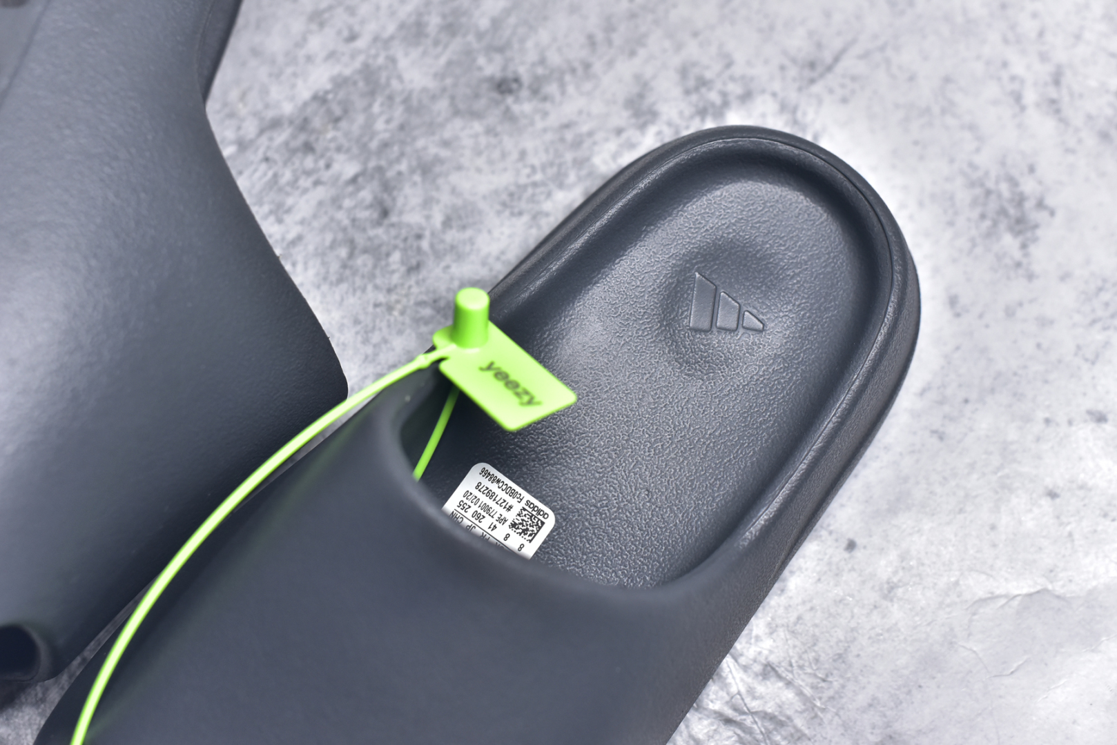 图片[9]-#绿扣 特价版 YEEZY SLIDE 椰子拖鞋 弹性卡色均保持原鞋一致 匠心打造 采用原厂进口MD全套模具打造 全套原楦头 鞋口弧度大小 鞋面色泽质感同步原鞋 LOGO内侧钢印清晰工整 原厂定制原标 同比ZP 符合人体设计 开发至48.5码 尺码：36 37 38 39 40.5 42 43 44.5 46 47 48.5-选品中心