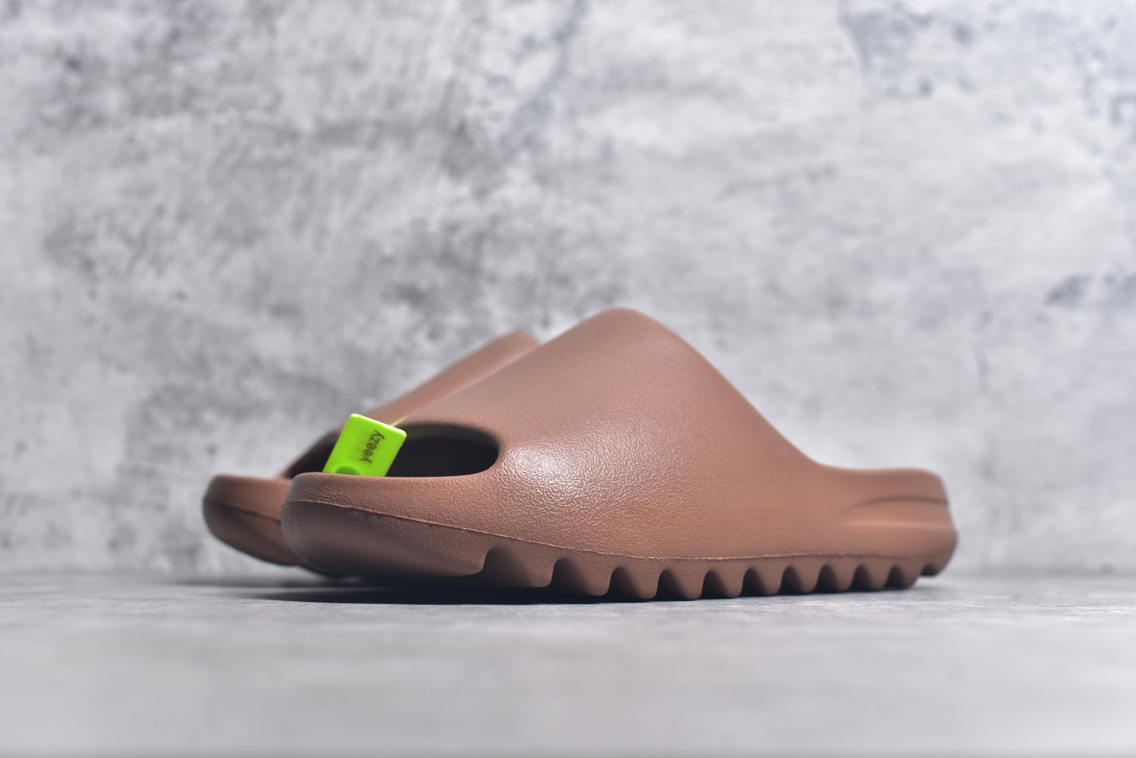 图片[2]-#绿扣 特价版 YEEZY SLIDE 椰子拖鞋 弹性卡色均保持原鞋一致 匠心打造 采用原厂进口MD全套模具打造 全套原楦头 鞋口弧度大小 鞋面色泽质感同步原鞋 LOGO内侧钢印清晰工整 原厂定制原标 同比ZP 符合人体设计 开发至48.5码 尺码：36 37 38 39 40.5 42 43 44.5 46 47 48.5-选品中心