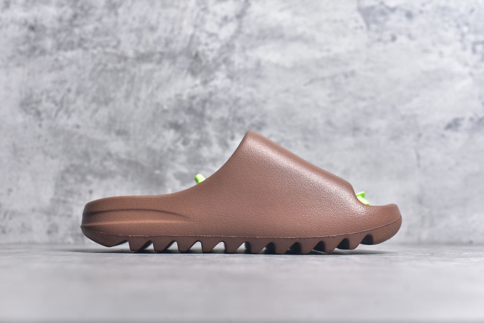 图片[3]-#绿扣 特价版 YEEZY SLIDE 椰子拖鞋 弹性卡色均保持原鞋一致 匠心打造 采用原厂进口MD全套模具打造 全套原楦头 鞋口弧度大小 鞋面色泽质感同步原鞋 LOGO内侧钢印清晰工整 原厂定制原标 同比ZP 符合人体设计 开发至48.5码 尺码：36 37 38 39 40.5 42 43 44.5 46 47 48.5-选品中心