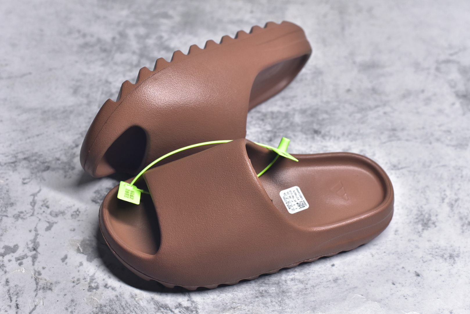 图片[7]-#绿扣 特价版 YEEZY SLIDE 椰子拖鞋 弹性卡色均保持原鞋一致 匠心打造 采用原厂进口MD全套模具打造 全套原楦头 鞋口弧度大小 鞋面色泽质感同步原鞋 LOGO内侧钢印清晰工整 原厂定制原标 同比ZP 符合人体设计 开发至48.5码 尺码：36 37 38 39 40.5 42 43 44.5 46 47 48.5-选品中心