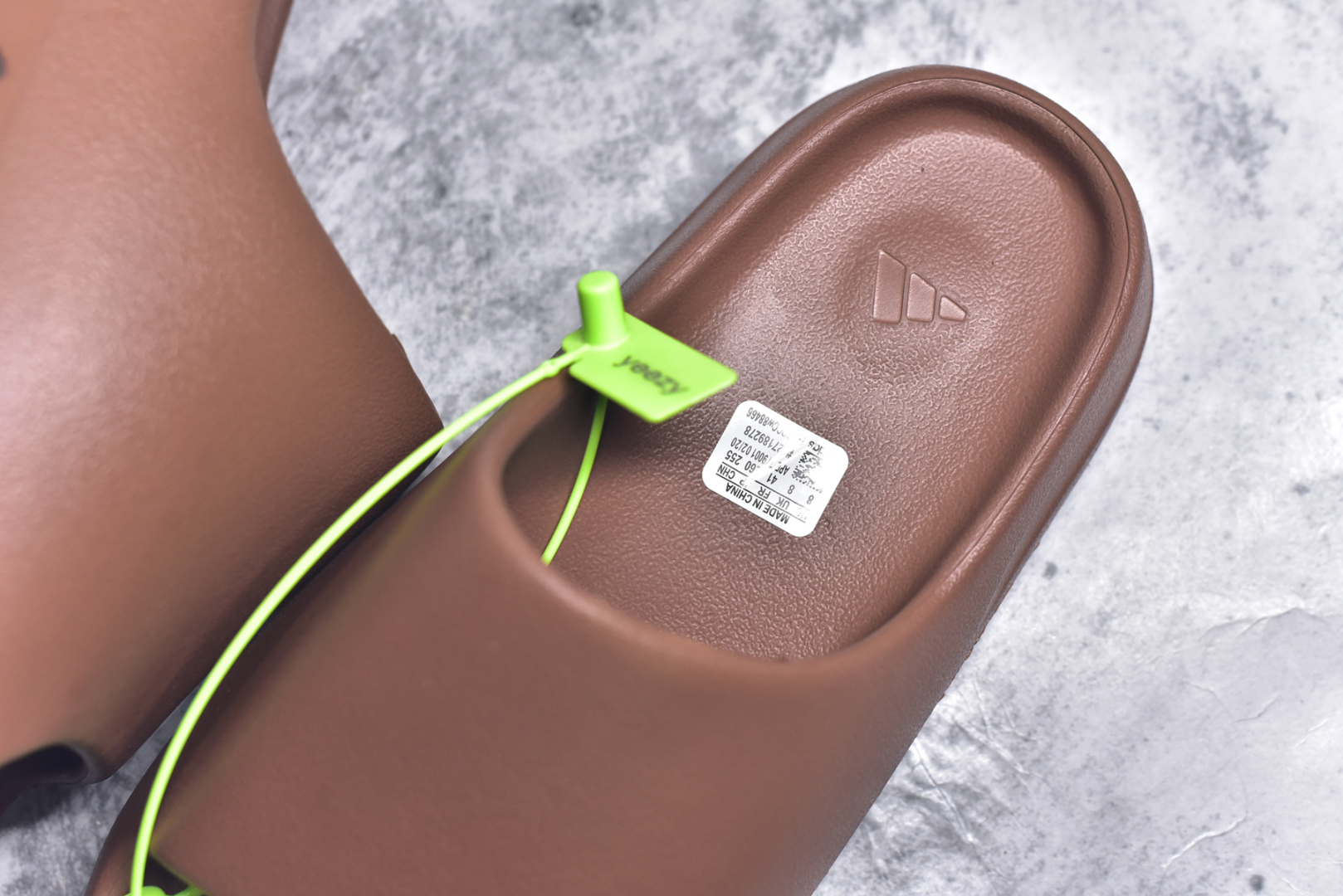 图片[9]-#绿扣 特价版 YEEZY SLIDE 椰子拖鞋 弹性卡色均保持原鞋一致 匠心打造 采用原厂进口MD全套模具打造 全套原楦头 鞋口弧度大小 鞋面色泽质感同步原鞋 LOGO内侧钢印清晰工整 原厂定制原标 同比ZP 符合人体设计 开发至48.5码 尺码：36 37 38 39 40.5 42 43 44.5 46 47 48.5-选品中心
