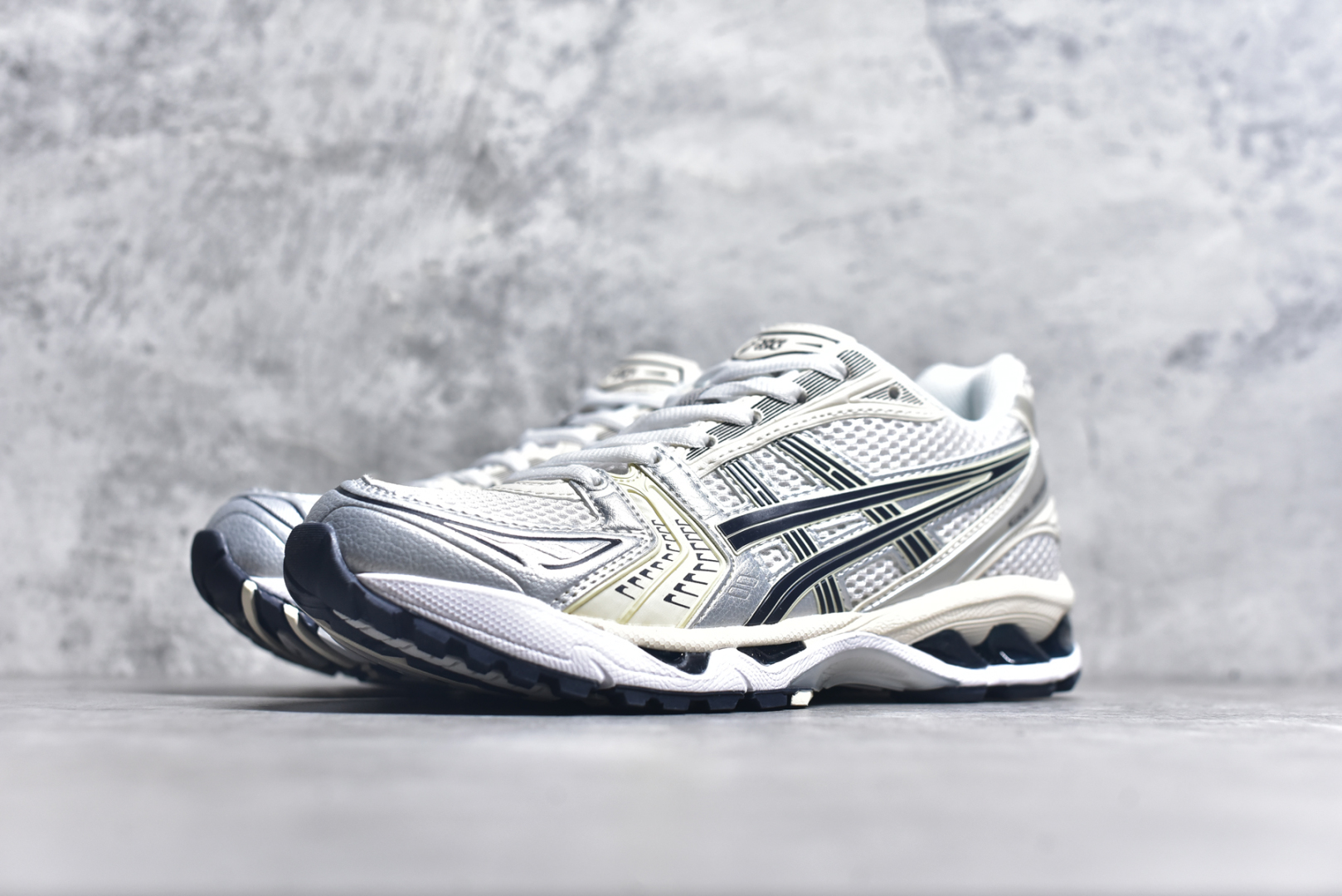 图片[2]-#纯原 Asics Gel-Kayano K14 亚瑟士系列复古舒适织物合成革减震防滑耐磨低帮休闲跑步鞋 内卷时代 纯原品质 真标价格 市场顶级版本 原装纸板楦头开发 独家私模五层组合大底 原厂定制缓震硅胶加持 原盒原配 官方四联吊牌 一比一同步原鞋工艺和用料 鞋面原厂“三明治”多层网布 区别其他同价版本 鞋垫采用原厂OrthoLite欧索莱材质 非普通海玻璃鞋垫 后跟一样采用了GEL缓震胶 整体系列设计非常的科技感 锻炼跑步的同时让你一样时尚百搭 尺码：36 37 37.5 38 39 39.5 40 40.5 41.5 42 42.5 43.5 44 44.5 45-选品中心