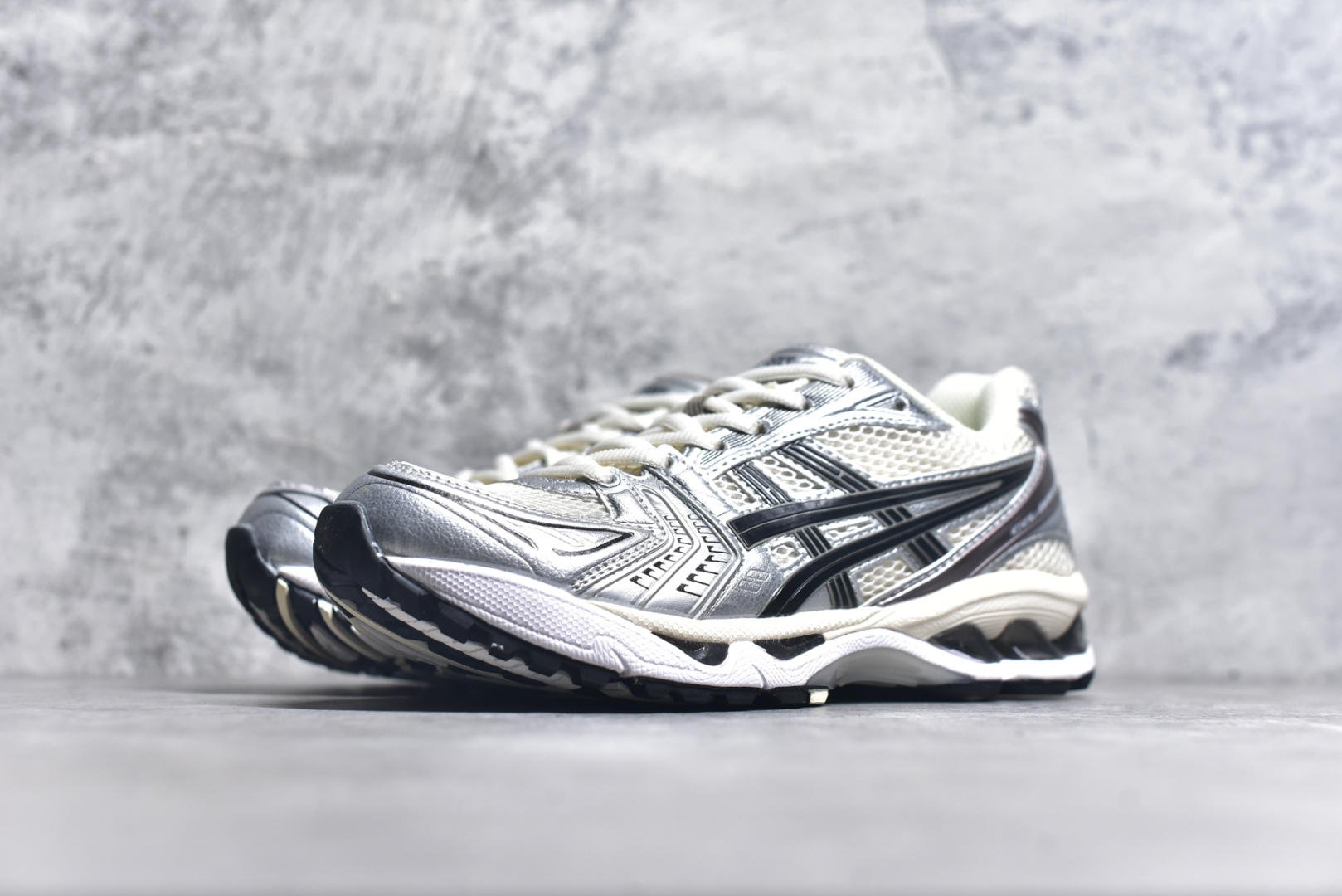 图片[2]-#纯原 Asics Gel-Kayano K14 亚瑟士系列复古舒适织物合成革减震防滑耐磨低帮休闲跑步鞋 内卷时代 纯原品质 真标价格 市场顶级版本 原装纸板楦头开发 独家私模五层组合大底 原厂定制缓震硅胶加持 原盒原配 官方四联吊牌 一比一同步原鞋工艺和用料 鞋面原厂“三明治”多层网布 区别其他同价版本 鞋垫采用原厂OrthoLite欧索莱材质 非普通海玻璃鞋垫 后跟一样采用了GEL缓震胶 整体系列设计非常的科技感 锻炼跑步的同时让你一样时尚百搭 尺码：36 37 37.5 38 39 39.5 40 40.5 41.5 42 42.5 43.5 44 44.5 45-选品中心