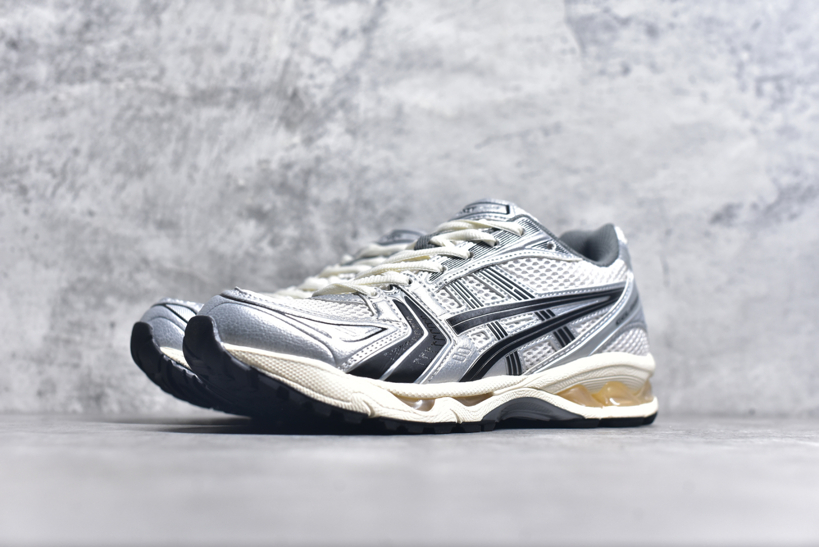 图片[2]-#纯原 Asics Gel-Kayano K14 亚瑟士系列复古舒适织物合成革减震防滑耐磨低帮休闲跑步鞋 内卷时代 纯原品质 真标价格 市场顶级版本 原装纸板楦头开发 独家私模五层组合大底 原厂定制缓震硅胶加持 原盒原配 官方四联吊牌 一比一同步原鞋工艺和用料 鞋面原厂“三明治”多层网布 区别其他同价版本 鞋垫采用原厂OrthoLite欧索莱材质 非普通海玻璃鞋垫 后跟一样采用了GEL缓震胶 整体系列设计非常的科技感 锻炼跑步的同时让你一样时尚百搭 尺码：36 37 37.5 38 39 39.5 40 40.5 41.5 42 42.5 43.5 44 44.5 45-选品中心