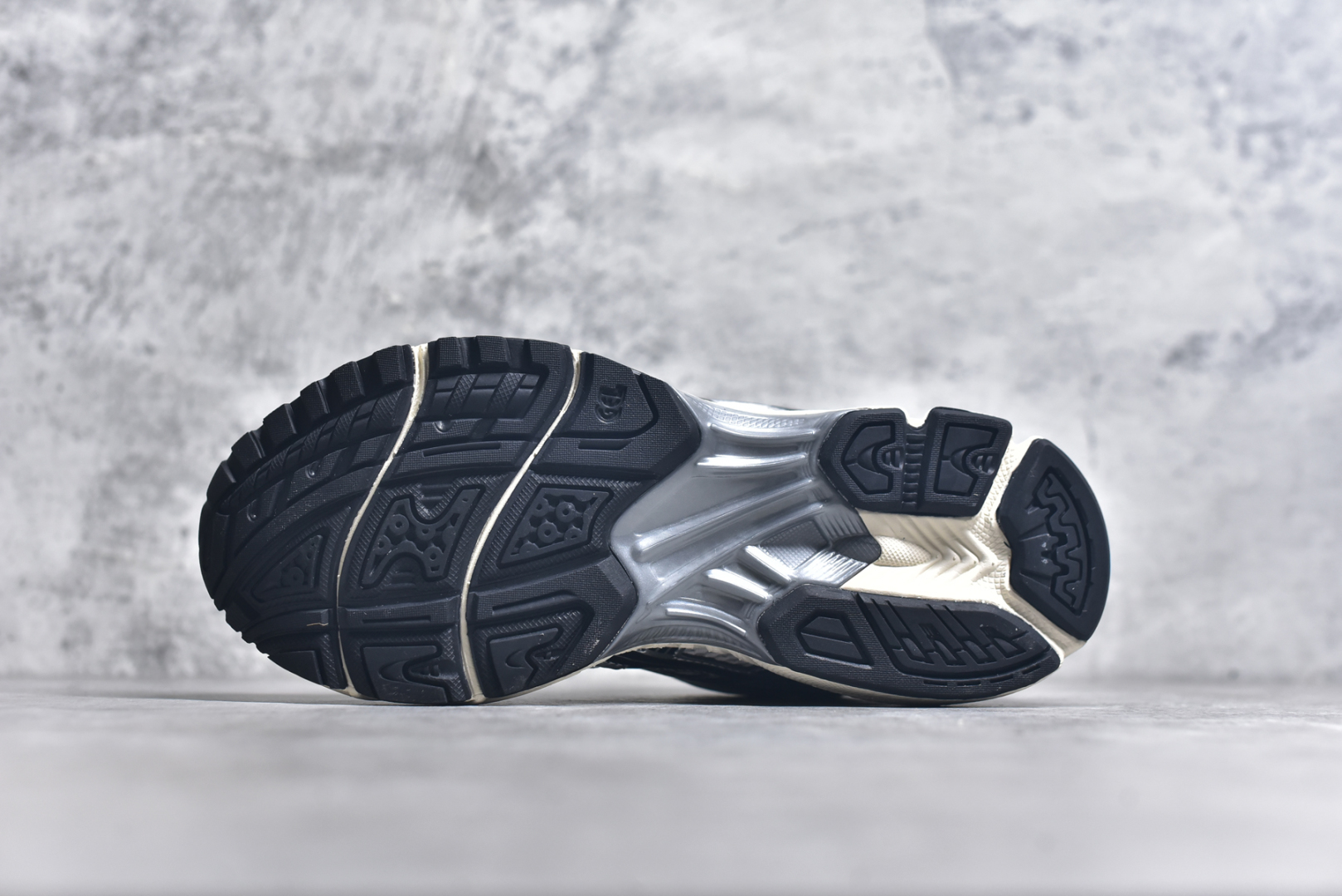 图片[6]-#纯原 Asics Gel-Kayano K14 亚瑟士系列复古舒适织物合成革减震防滑耐磨低帮休闲跑步鞋 内卷时代 纯原品质 真标价格 市场顶级版本 原装纸板楦头开发 独家私模五层组合大底 原厂定制缓震硅胶加持 原盒原配 官方四联吊牌 一比一同步原鞋工艺和用料 鞋面原厂“三明治”多层网布 区别其他同价版本 鞋垫采用原厂OrthoLite欧索莱材质 非普通海玻璃鞋垫 后跟一样采用了GEL缓震胶 整体系列设计非常的科技感 锻炼跑步的同时让你一样时尚百搭 尺码：36 37 37.5 38 39 39.5 40 40.5 41.5 42 42.5 43.5 44 44.5 45-选品中心