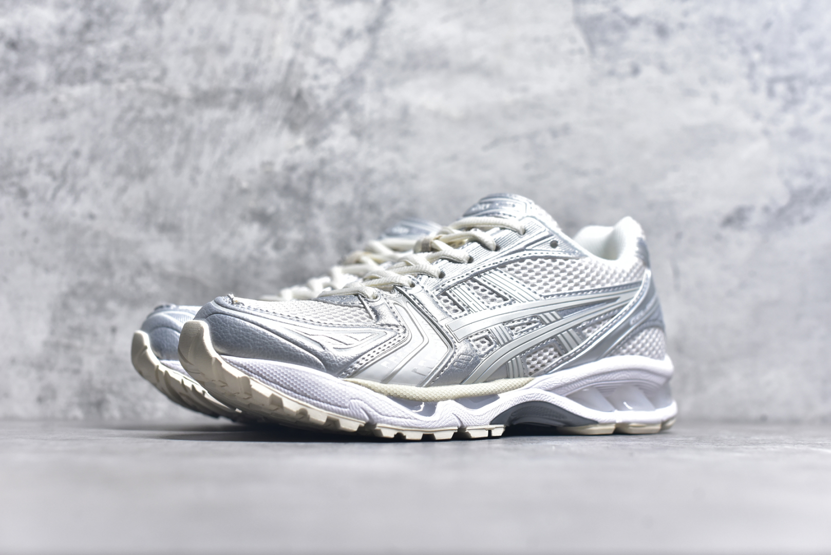 图片[2]-#纯原 Asics Gel-Kayano K14 亚瑟士系列复古舒适织物合成革减震防滑耐磨低帮休闲跑步鞋 内卷时代 纯原品质 真标价格 市场顶级版本 原装纸板楦头开发 独家私模五层组合大底 原厂定制缓震硅胶加持 原盒原配 官方四联吊牌 一比一同步原鞋工艺和用料 鞋面原厂“三明治”多层网布 区别其他同价版本 鞋垫采用原厂OrthoLite欧索莱材质 非普通海玻璃鞋垫 后跟一样采用了GEL缓震胶 整体系列设计非常的科技感 锻炼跑步的同时让你一样时尚百搭 尺码：36 37 37.5 38 39 39.5 40 40.5 41.5 42 42.5 43.5 44 44.5 45-选品中心