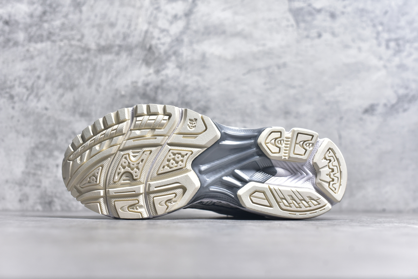 图片[6]-#纯原 Asics Gel-Kayano K14 亚瑟士系列复古舒适织物合成革减震防滑耐磨低帮休闲跑步鞋 内卷时代 纯原品质 真标价格 市场顶级版本 原装纸板楦头开发 独家私模五层组合大底 原厂定制缓震硅胶加持 原盒原配 官方四联吊牌 一比一同步原鞋工艺和用料 鞋面原厂“三明治”多层网布 区别其他同价版本 鞋垫采用原厂OrthoLite欧索莱材质 非普通海玻璃鞋垫 后跟一样采用了GEL缓震胶 整体系列设计非常的科技感 锻炼跑步的同时让你一样时尚百搭 尺码：36 37 37.5 38 39 39.5 40 40.5 41.5 42 42.5 43.5 44 44.5 45-选品中心