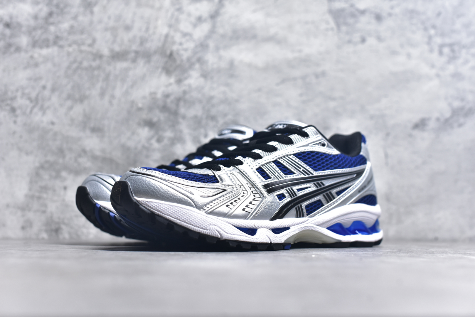 图片[2]-#纯原 Asics Gel-Kayano K14 亚瑟士系列复古舒适织物合成革减震防滑耐磨低帮休闲跑步鞋 内卷时代 纯原品质 真标价格 市场顶级版本 原装纸板楦头开发 独家私模五层组合大底 原厂定制缓震硅胶加持 原盒原配 官方四联吊牌 一比一同步原鞋工艺和用料 鞋面原厂“三明治”多层网布 区别其他同价版本 鞋垫采用原厂OrthoLite欧索莱材质 非普通海玻璃鞋垫 后跟一样采用了GEL缓震胶 整体系列设计非常的科技感 锻炼跑步的同时让你一样时尚百搭 尺码：36 37 37.5 38 39 39.5 40 40.5 41.5 42 42.5 43.5 44 44.5 45-选品中心
