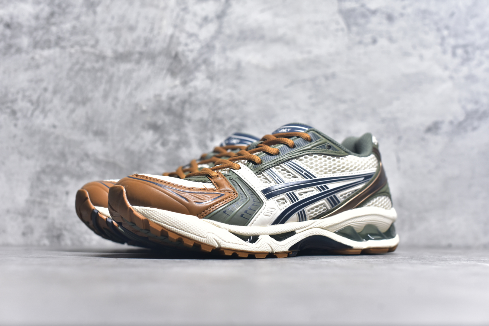 图片[2]-#纯原 Asics Gel-Kayano K14 亚瑟士系列复古舒适织物合成革减震防滑耐磨低帮休闲跑步鞋 内卷时代 纯原品质 真标价格 市场顶级版本 原装纸板楦头开发 独家私模五层组合大底 原厂定制缓震硅胶加持 原盒原配 官方四联吊牌 一比一同步原鞋工艺和用料 鞋面原厂“三明治”多层网布 区别其他同价版本 鞋垫采用原厂OrthoLite欧索莱材质 非普通海玻璃鞋垫 后跟一样采用了GEL缓震胶 整体系列设计非常的科技感 锻炼跑步的同时让你一样时尚百搭 尺码：36 37 37.5 38 39 39.5 40 40.5 41.5 42 42.5 43.5 44 44.5 45-选品中心