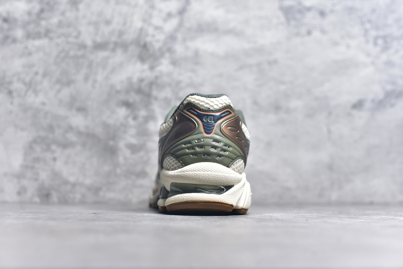 图片[5]-#纯原 Asics Gel-Kayano K14 亚瑟士系列复古舒适织物合成革减震防滑耐磨低帮休闲跑步鞋 内卷时代 纯原品质 真标价格 市场顶级版本 原装纸板楦头开发 独家私模五层组合大底 原厂定制缓震硅胶加持 原盒原配 官方四联吊牌 一比一同步原鞋工艺和用料 鞋面原厂“三明治”多层网布 区别其他同价版本 鞋垫采用原厂OrthoLite欧索莱材质 非普通海玻璃鞋垫 后跟一样采用了GEL缓震胶 整体系列设计非常的科技感 锻炼跑步的同时让你一样时尚百搭 尺码：36 37 37.5 38 39 39.5 40 40.5 41.5 42 42.5 43.5 44 44.5 45-选品中心