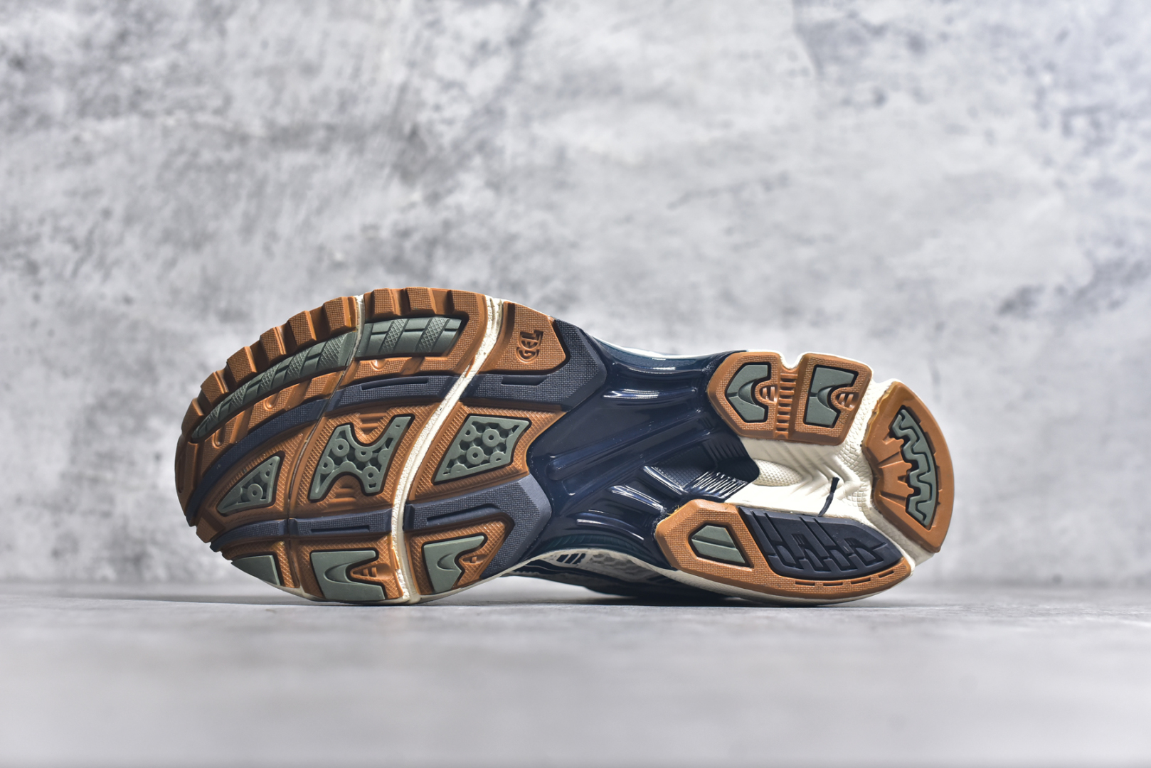 图片[6]-#纯原 Asics Gel-Kayano K14 亚瑟士系列复古舒适织物合成革减震防滑耐磨低帮休闲跑步鞋 内卷时代 纯原品质 真标价格 市场顶级版本 原装纸板楦头开发 独家私模五层组合大底 原厂定制缓震硅胶加持 原盒原配 官方四联吊牌 一比一同步原鞋工艺和用料 鞋面原厂“三明治”多层网布 区别其他同价版本 鞋垫采用原厂OrthoLite欧索莱材质 非普通海玻璃鞋垫 后跟一样采用了GEL缓震胶 整体系列设计非常的科技感 锻炼跑步的同时让你一样时尚百搭 尺码：36 37 37.5 38 39 39.5 40 40.5 41.5 42 42.5 43.5 44 44.5 45-选品中心