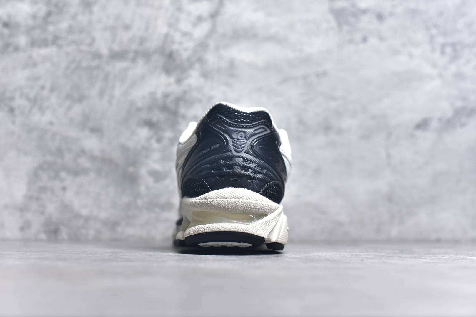 图片[5]-#纯原 Asics Gel-Kayano K14 亚瑟士系列复古舒适织物合成革减震防滑耐磨低帮休闲跑步鞋 内卷时代 纯原品质 真标价格 市场顶级版本 原装纸板楦头开发 独家私模五层组合大底 原厂定制缓震硅胶加持 原盒原配 官方四联吊牌 一比一同步原鞋工艺和用料 鞋面原厂“三明治”多层网布 区别其他同价版本 鞋垫采用原厂OrthoLite欧索莱材质 非普通海玻璃鞋垫 后跟一样采用了GEL缓震胶 整体系列设计非常的科技感 锻炼跑步的同时让你一样时尚百搭 尺码：36 37 37.5 38 39 39.5 40 40.5 41.5 42 42.5 43.5 44 44.5 45-选品中心
