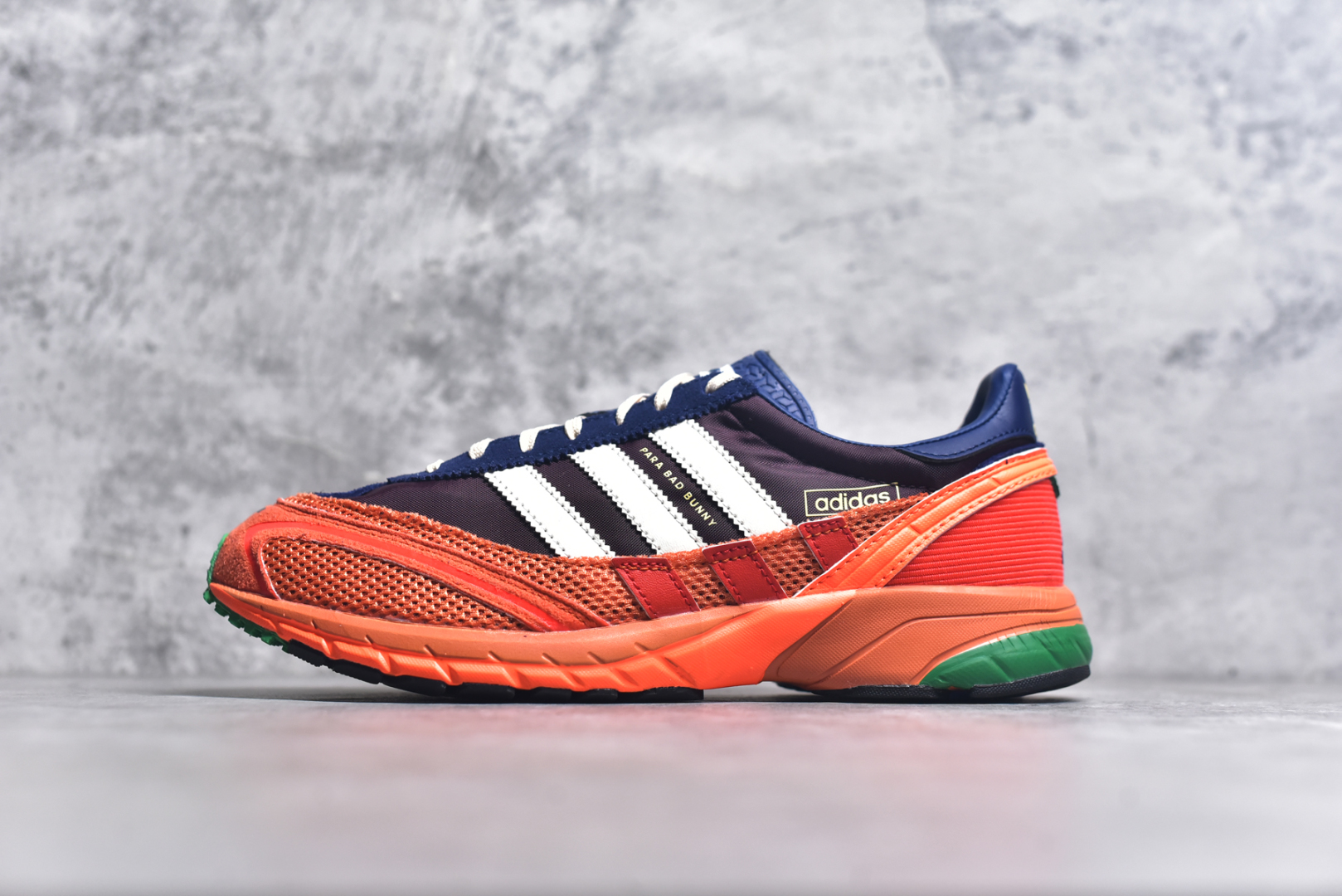 #BAD BUNNY x adidas originals ADIZERO SL 72 联名柔软舒适防滑耐磨低帮生活休闲鞋 货号：JP8816 / JP8815 / JQ8757 此番 Bad Bunny 和 adidas 以 Adizero SL 72 为蓝本，推出 3 款不同配色，设计灵感汲取自复古跑鞋 SL 72 ，将经典元素与现代风尚相融合，打造出别具一格的鞋履。鞋面采用多层次叠加设计，很有层次感，吸引人。选用华夫格网、绒面革、皮革和灯芯绒等优质材料。鞋身上的 “ Para Bad Bunny ”中足标识与双阿迪达斯标志，彰显了双方的合作身份。搭载 Adizero 泡棉中底，确保卓越的舒适性与性能表现。尺码：36 36.5 37.5 38 38.5 39 40 40.5 41 42 42.5 43 44 44.5 45-选品中心