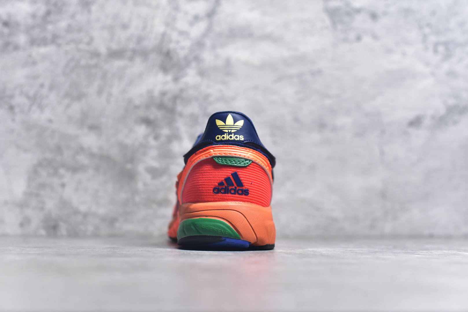 图片[5]-#BAD BUNNY x adidas originals ADIZERO SL 72 联名柔软舒适防滑耐磨低帮生活休闲鞋 货号：JP8816 / JP8815 / JQ8757 此番 Bad Bunny 和 adidas 以 Adizero SL 72 为蓝本，推出 3 款不同配色，设计灵感汲取自复古跑鞋 SL 72 ，将经典元素与现代风尚相融合，打造出别具一格的鞋履。鞋面采用多层次叠加设计，很有层次感，吸引人。选用华夫格网、绒面革、皮革和灯芯绒等优质材料。鞋身上的 “ Para Bad Bunny ”中足标识与双阿迪达斯标志，彰显了双方的合作身份。搭载 Adizero 泡棉中底，确保卓越的舒适性与性能表现。尺码：36 36.5 37.5 38 38.5 39 40 40.5 41 42 42.5 43 44 44.5 45-选品中心