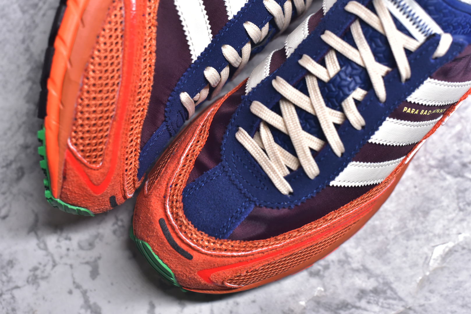 图片[8]-#BAD BUNNY x adidas originals ADIZERO SL 72 联名柔软舒适防滑耐磨低帮生活休闲鞋 货号：JP8816 / JP8815 / JQ8757 此番 Bad Bunny 和 adidas 以 Adizero SL 72 为蓝本，推出 3 款不同配色，设计灵感汲取自复古跑鞋 SL 72 ，将经典元素与现代风尚相融合，打造出别具一格的鞋履。鞋面采用多层次叠加设计，很有层次感，吸引人。选用华夫格网、绒面革、皮革和灯芯绒等优质材料。鞋身上的 “ Para Bad Bunny ”中足标识与双阿迪达斯标志，彰显了双方的合作身份。搭载 Adizero 泡棉中底，确保卓越的舒适性与性能表现。尺码：36 36.5 37.5 38 38.5 39 40 40.5 41 42 42.5 43 44 44.5 45-选品中心
