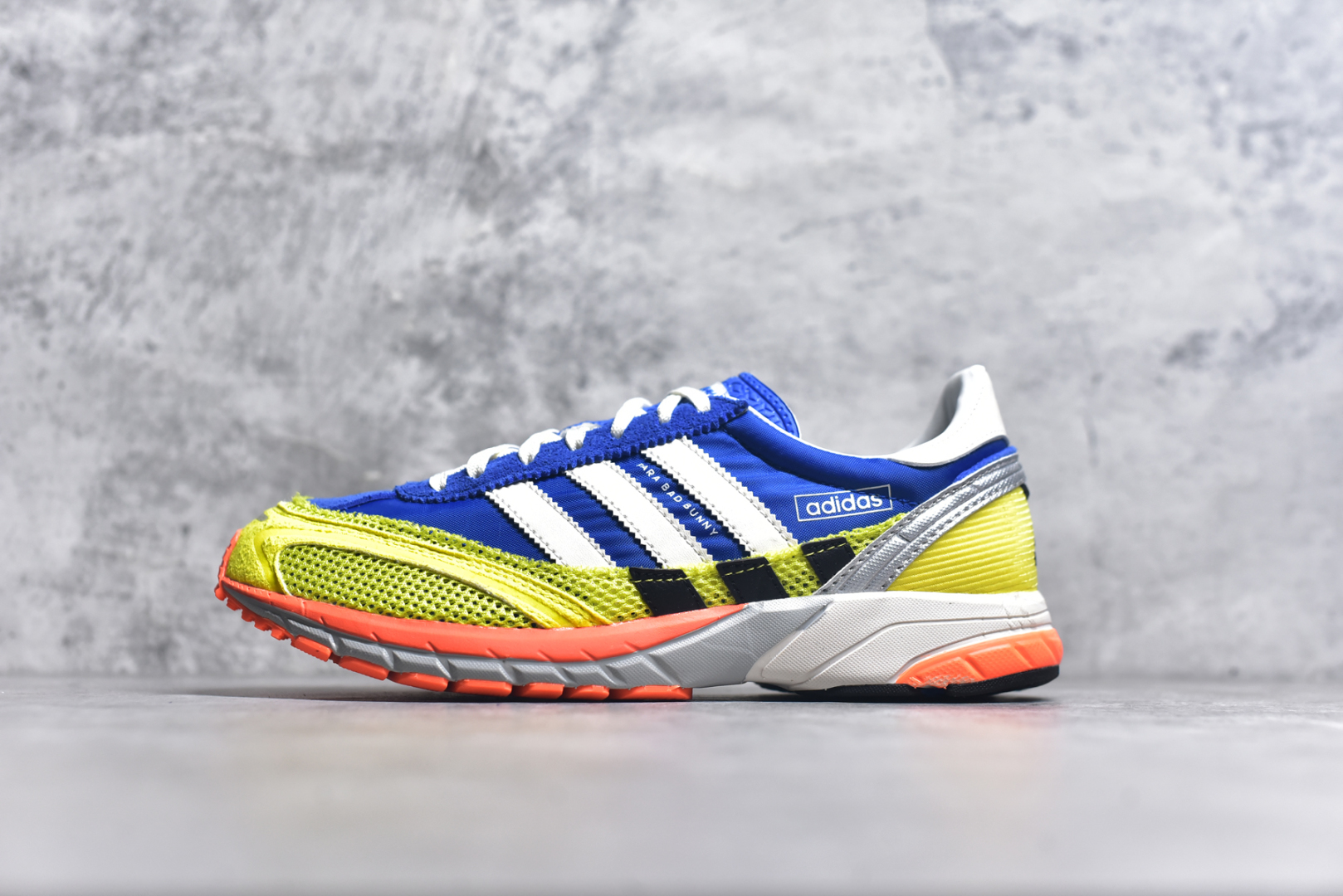 #BAD BUNNY x adidas originals ADIZERO SL 72 联名柔软舒适防滑耐磨低帮生活休闲鞋 货号：JP8816 / JP8815 / JQ8757 此番 Bad Bunny 和 adidas 以 Adizero SL 72 为蓝本，推出 3 款不同配色，设计灵感汲取自复古跑鞋 SL 72 ，将经典元素与现代风尚相融合，打造出别具一格的鞋履。鞋面采用多层次叠加设计，很有层次感，吸引人。选用华夫格网、绒面革、皮革和灯芯绒等优质材料。鞋身上的 “ Para Bad Bunny ”中足标识与双阿迪达斯标志，彰显了双方的合作身份。搭载 Adizero 泡棉中底，确保卓越的舒适性与性能表现。尺码：36 36.5 37.5 38 38.5 39 40 40.5 41 42 42.5 43 44 44.5 45-选品中心