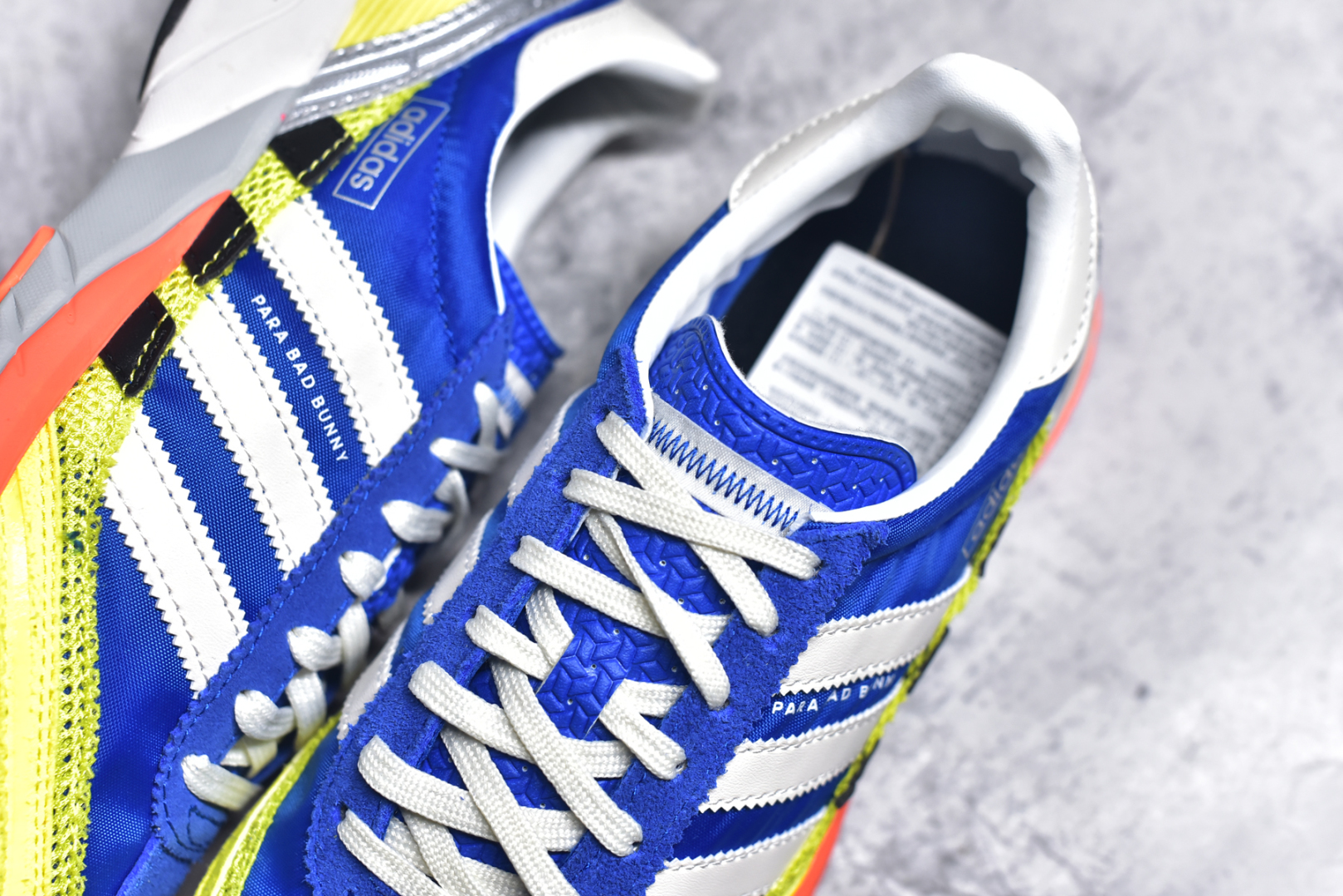 图片[9]-#BAD BUNNY x adidas originals ADIZERO SL 72 联名柔软舒适防滑耐磨低帮生活休闲鞋 货号：JP8816 / JP8815 / JQ8757 此番 Bad Bunny 和 adidas 以 Adizero SL 72 为蓝本，推出 3 款不同配色，设计灵感汲取自复古跑鞋 SL 72 ，将经典元素与现代风尚相融合，打造出别具一格的鞋履。鞋面采用多层次叠加设计，很有层次感，吸引人。选用华夫格网、绒面革、皮革和灯芯绒等优质材料。鞋身上的 “ Para Bad Bunny ”中足标识与双阿迪达斯标志，彰显了双方的合作身份。搭载 Adizero 泡棉中底，确保卓越的舒适性与性能表现。尺码：36 36.5 37.5 38 38.5 39 40 40.5 41 42 42.5 43 44 44.5 45-选品中心