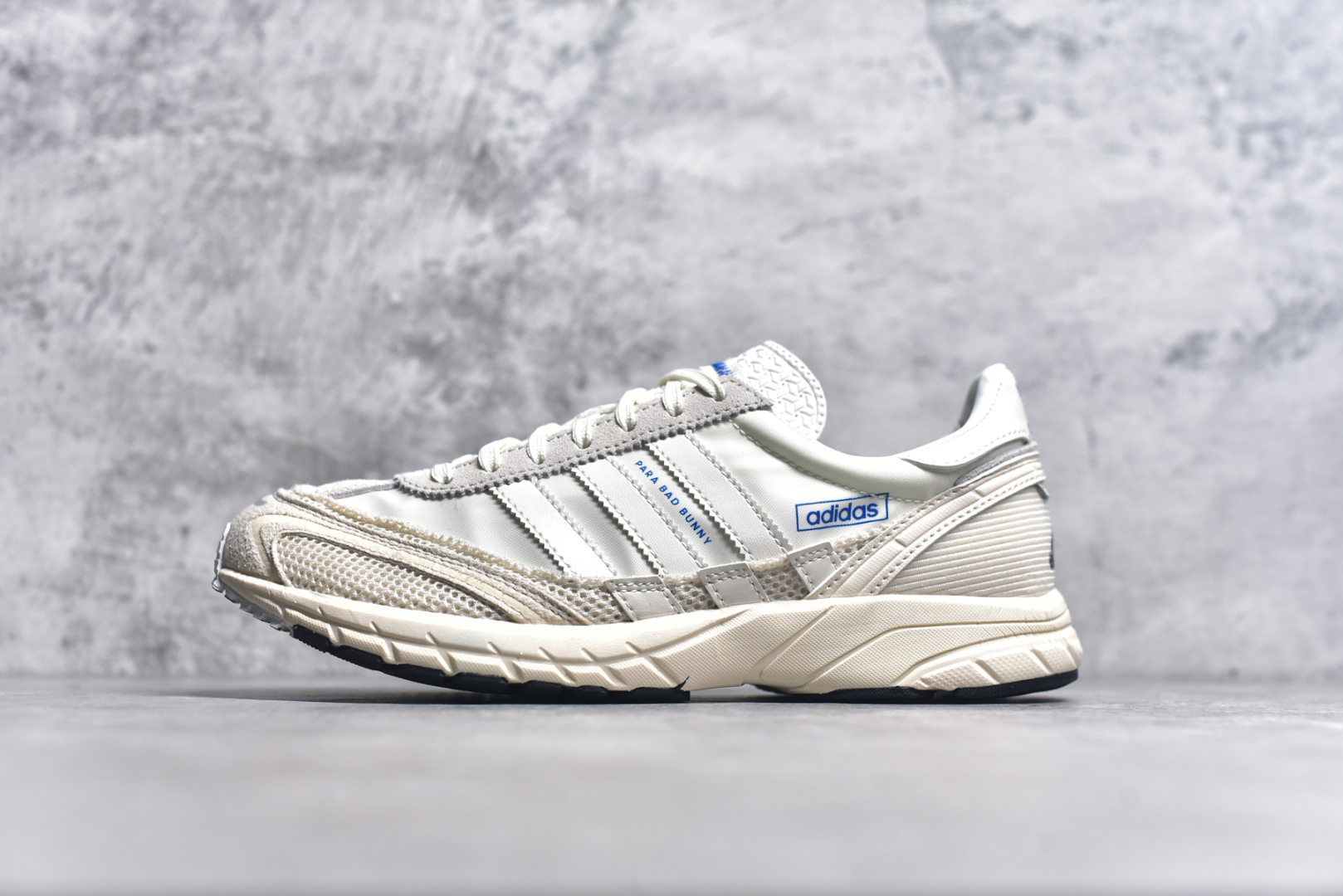 #BAD BUNNY x adidas originals ADIZERO SL 72 联名柔软舒适防滑耐磨低帮生活休闲鞋 货号：JP8816 / JP8815 / JQ8757 此番 Bad Bunny 和 adidas 以 Adizero SL 72 为蓝本，推出 3 款不同配色，设计灵感汲取自复古跑鞋 SL 72 ，将经典元素与现代风尚相融合，打造出别具一格的鞋履。鞋面采用多层次叠加设计，很有层次感，吸引人。选用华夫格网、绒面革、皮革和灯芯绒等优质材料。鞋身上的 “ Para Bad Bunny ”中足标识与双阿迪达斯标志，彰显了双方的合作身份。搭载 Adizero 泡棉中底，确保卓越的舒适性与性能表现。尺码：36 36.5 37.5 38 38.5 39 40 40.5 41 42 42.5 43 44 44.5 45-选品中心