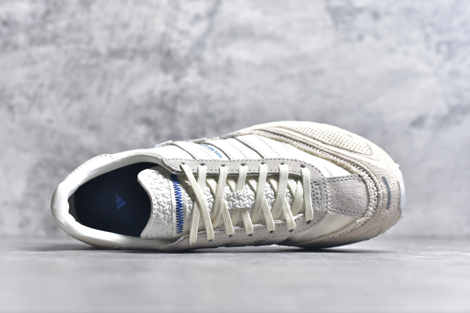 图片[4]-#BAD BUNNY x adidas originals ADIZERO SL 72 联名柔软舒适防滑耐磨低帮生活休闲鞋 货号：JP8816 / JP8815 / JQ8757 此番 Bad Bunny 和 adidas 以 Adizero SL 72 为蓝本，推出 3 款不同配色，设计灵感汲取自复古跑鞋 SL 72 ，将经典元素与现代风尚相融合，打造出别具一格的鞋履。鞋面采用多层次叠加设计，很有层次感，吸引人。选用华夫格网、绒面革、皮革和灯芯绒等优质材料。鞋身上的 “ Para Bad Bunny ”中足标识与双阿迪达斯标志，彰显了双方的合作身份。搭载 Adizero 泡棉中底，确保卓越的舒适性与性能表现。尺码：36 36.5 37.5 38 38.5 39 40 40.5 41 42 42.5 43 44 44.5 45-选品中心