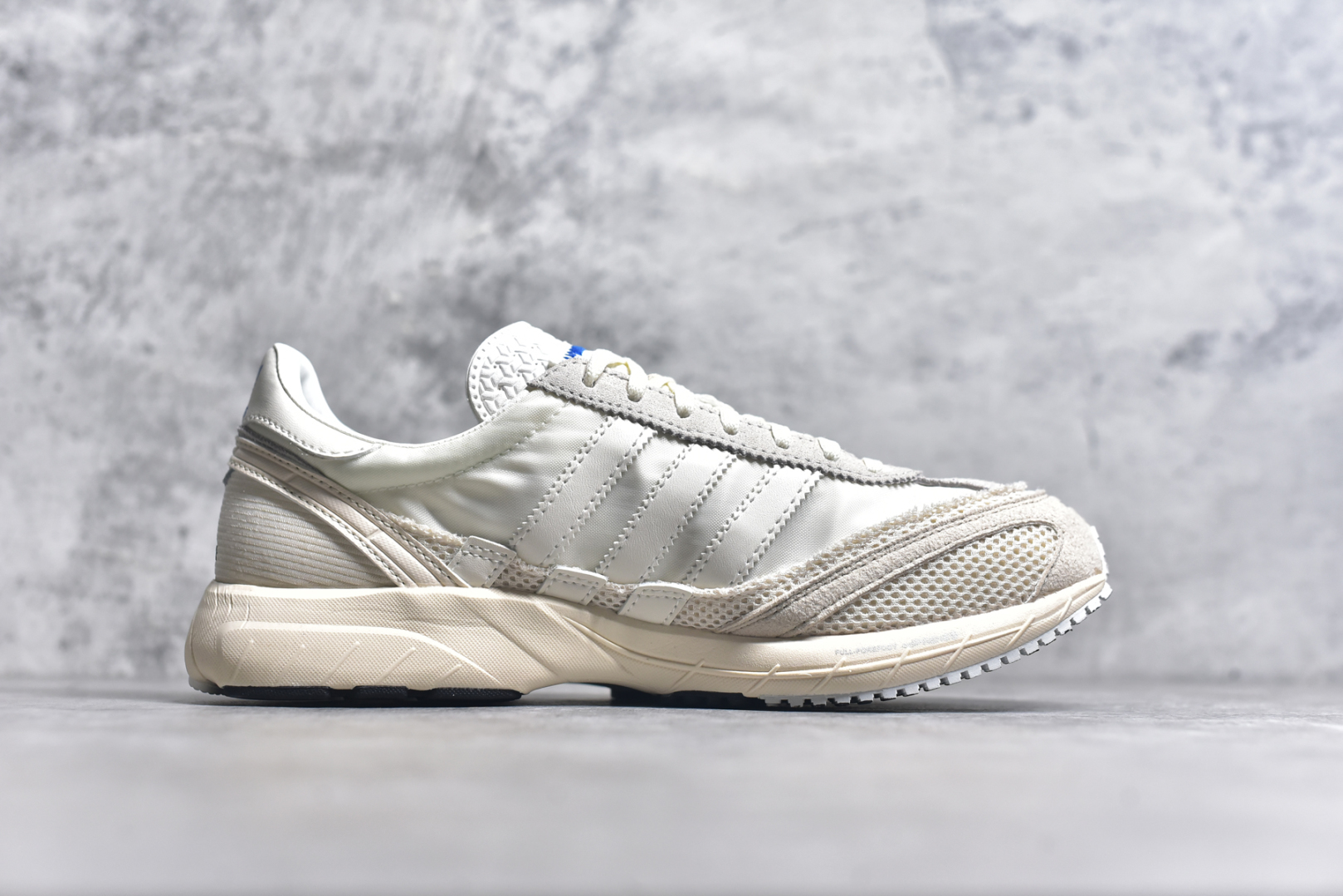 图片[3]-#BAD BUNNY x adidas originals ADIZERO SL 72 联名柔软舒适防滑耐磨低帮生活休闲鞋 货号：JP8816 / JP8815 / JQ8757 此番 Bad Bunny 和 adidas 以 Adizero SL 72 为蓝本，推出 3 款不同配色，设计灵感汲取自复古跑鞋 SL 72 ，将经典元素与现代风尚相融合，打造出别具一格的鞋履。鞋面采用多层次叠加设计，很有层次感，吸引人。选用华夫格网、绒面革、皮革和灯芯绒等优质材料。鞋身上的 “ Para Bad Bunny ”中足标识与双阿迪达斯标志，彰显了双方的合作身份。搭载 Adizero 泡棉中底，确保卓越的舒适性与性能表现。尺码：36 36.5 37.5 38 38.5 39 40 40.5 41 42 42.5 43 44 44.5 45-选品中心