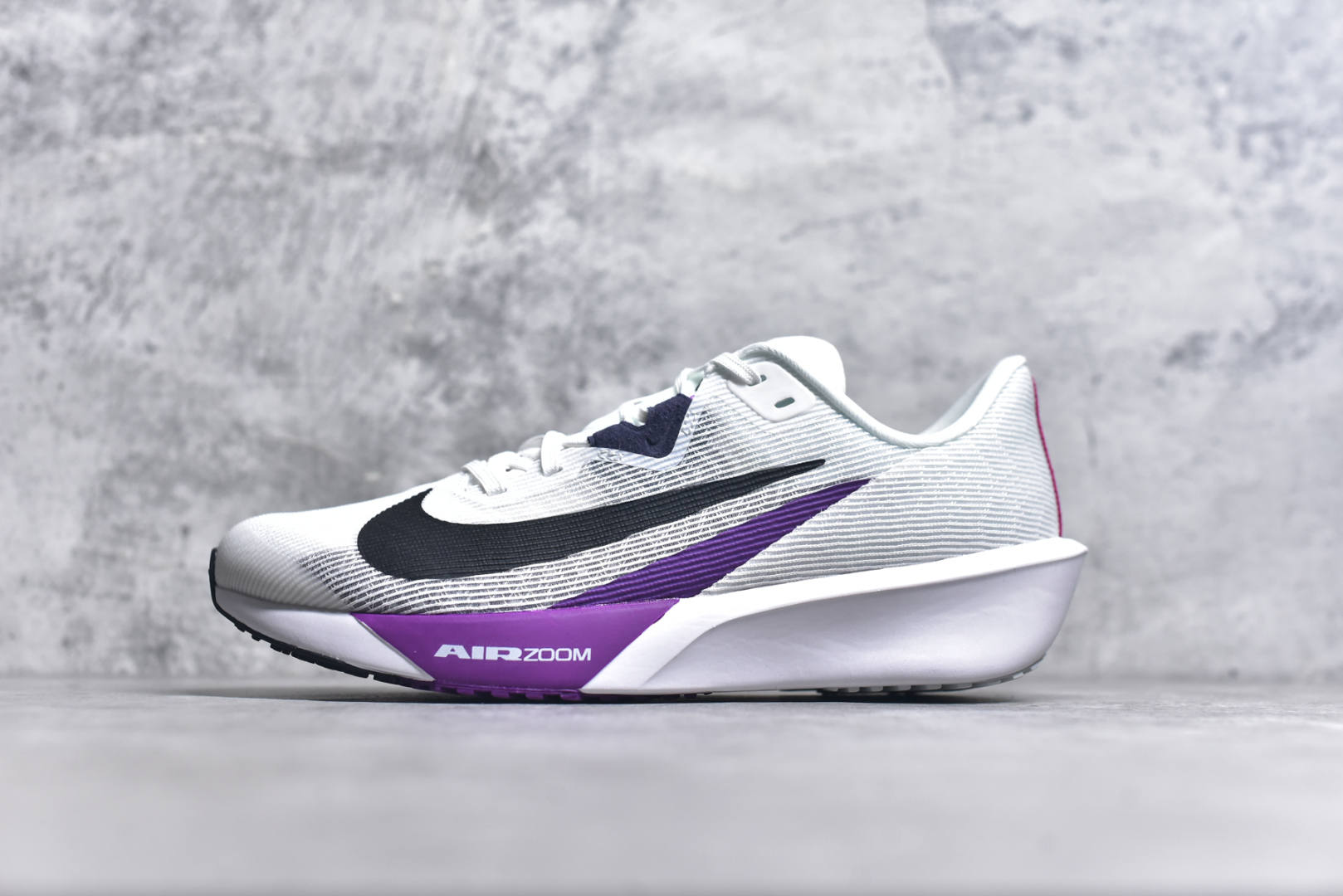 #NK AIR Zoom RIVALFLY FK4代系列轻量飞织低帮休闲运动慢跑鞋 整体设计采用流线型的轻质工程网眼材质构成鞋面 并与其他 Running 旗舰鞋款同样搭载全脚掌 ZoomX 缓冲中底 搭配 Pebax 物料与橡胶外底 ZoomX StreakFly 首发配色以Prototype呈现 其灵感是来自开发期间的磨损测试 透过编号的标记与内侧的预期跑步距离突出研发过程 货号：FV6040-101 尺码：39 40 40.5 41 42 42.5 43 44 44.5 45-选品中心