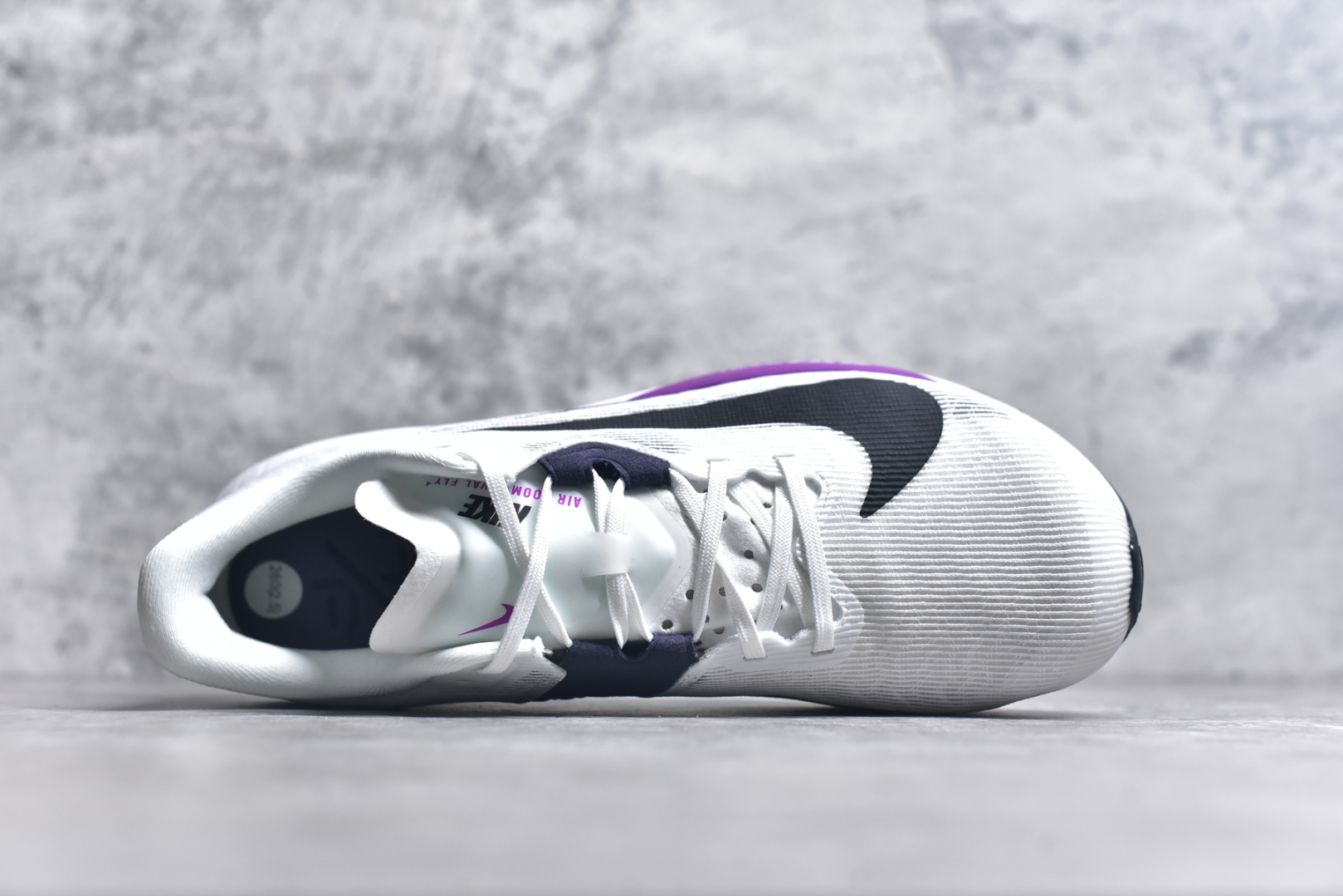 图片[4]-#NK AIR Zoom RIVALFLY FK4代系列轻量飞织低帮休闲运动慢跑鞋 整体设计采用流线型的轻质工程网眼材质构成鞋面 并与其他 Running 旗舰鞋款同样搭载全脚掌 ZoomX 缓冲中底 搭配 Pebax 物料与橡胶外底 ZoomX StreakFly 首发配色以Prototype呈现 其灵感是来自开发期间的磨损测试 透过编号的标记与内侧的预期跑步距离突出研发过程 货号：FV6040-101 尺码：39 40 40.5 41 42 42.5 43 44 44.5 45-选品中心