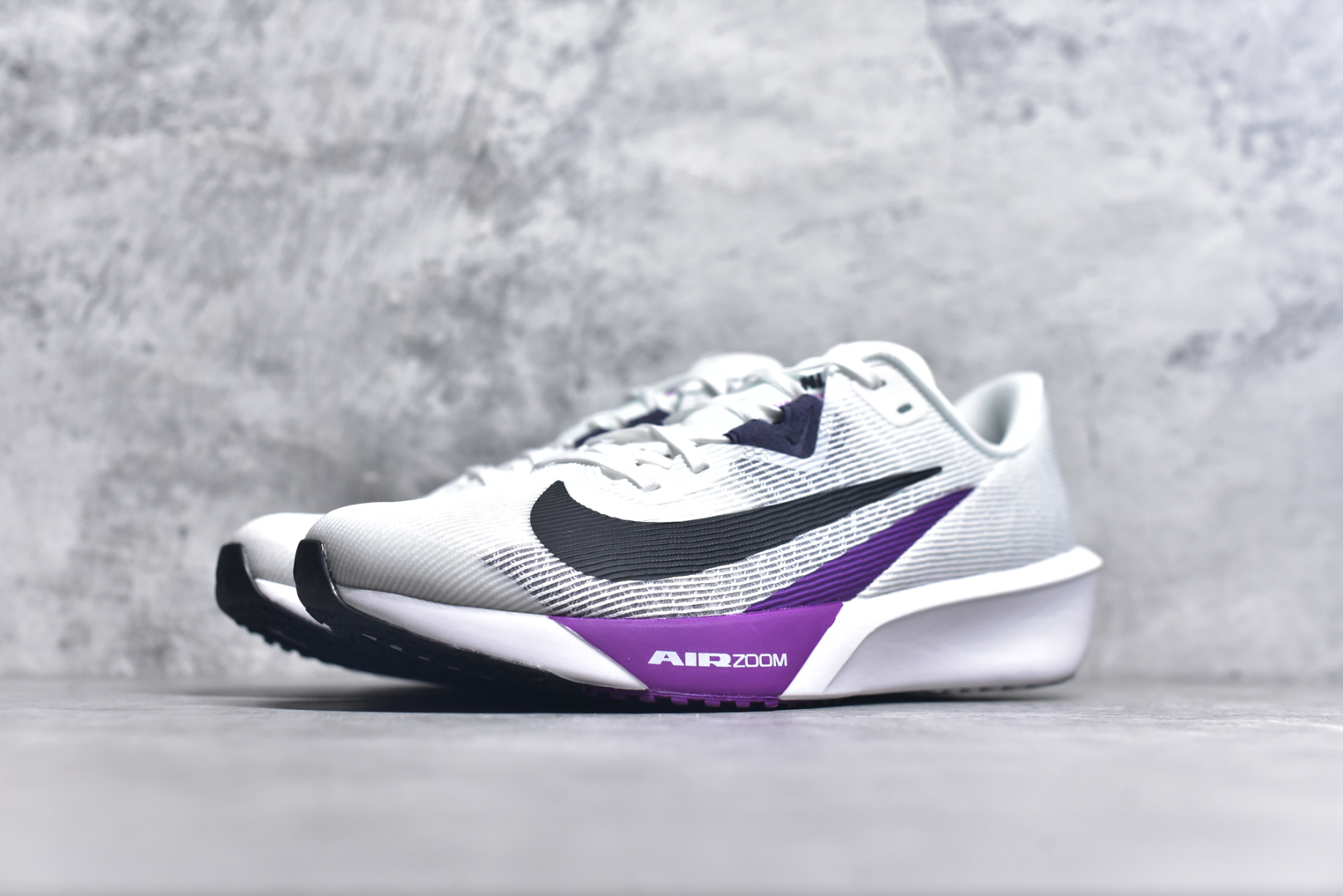 图片[2]-#NK AIR Zoom RIVALFLY FK4代系列轻量飞织低帮休闲运动慢跑鞋 整体设计采用流线型的轻质工程网眼材质构成鞋面 并与其他 Running 旗舰鞋款同样搭载全脚掌 ZoomX 缓冲中底 搭配 Pebax 物料与橡胶外底 ZoomX StreakFly 首发配色以Prototype呈现 其灵感是来自开发期间的磨损测试 透过编号的标记与内侧的预期跑步距离突出研发过程 货号：FV6040-101 尺码：39 40 40.5 41 42 42.5 43 44 44.5 45-选品中心