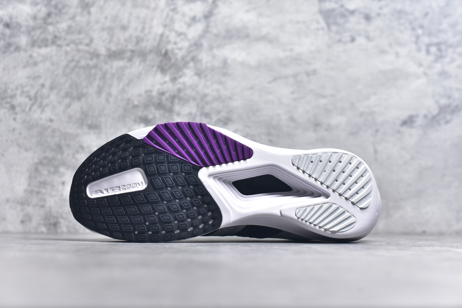 图片[6]-#NK AIR Zoom RIVALFLY FK4代系列轻量飞织低帮休闲运动慢跑鞋 整体设计采用流线型的轻质工程网眼材质构成鞋面 并与其他 Running 旗舰鞋款同样搭载全脚掌 ZoomX 缓冲中底 搭配 Pebax 物料与橡胶外底 ZoomX StreakFly 首发配色以Prototype呈现 其灵感是来自开发期间的磨损测试 透过编号的标记与内侧的预期跑步距离突出研发过程 货号：FV6040-101 尺码：39 40 40.5 41 42 42.5 43 44 44.5 45-选品中心