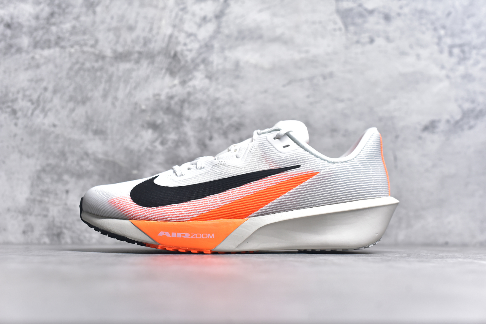 #NK AIR Zoom RIVALFLY FK4代系列轻量飞织低帮休闲运动慢跑鞋 整体设计采用流线型的轻质工程网眼材质构成鞋面 并与其他 Running 旗舰鞋款同样搭载全脚掌 ZoomX 缓冲中底 搭配 Pebax 物料与橡胶外底 ZoomX StreakFly 首发配色以Prototype呈现 其灵感是来自开发期间的磨损测试 透过编号的标记与内侧的预期跑步距离突出研发过程 货号：FV6040-101 尺码：39 40 40.5 41 42 42.5 43 44 44.5 45-选品中心