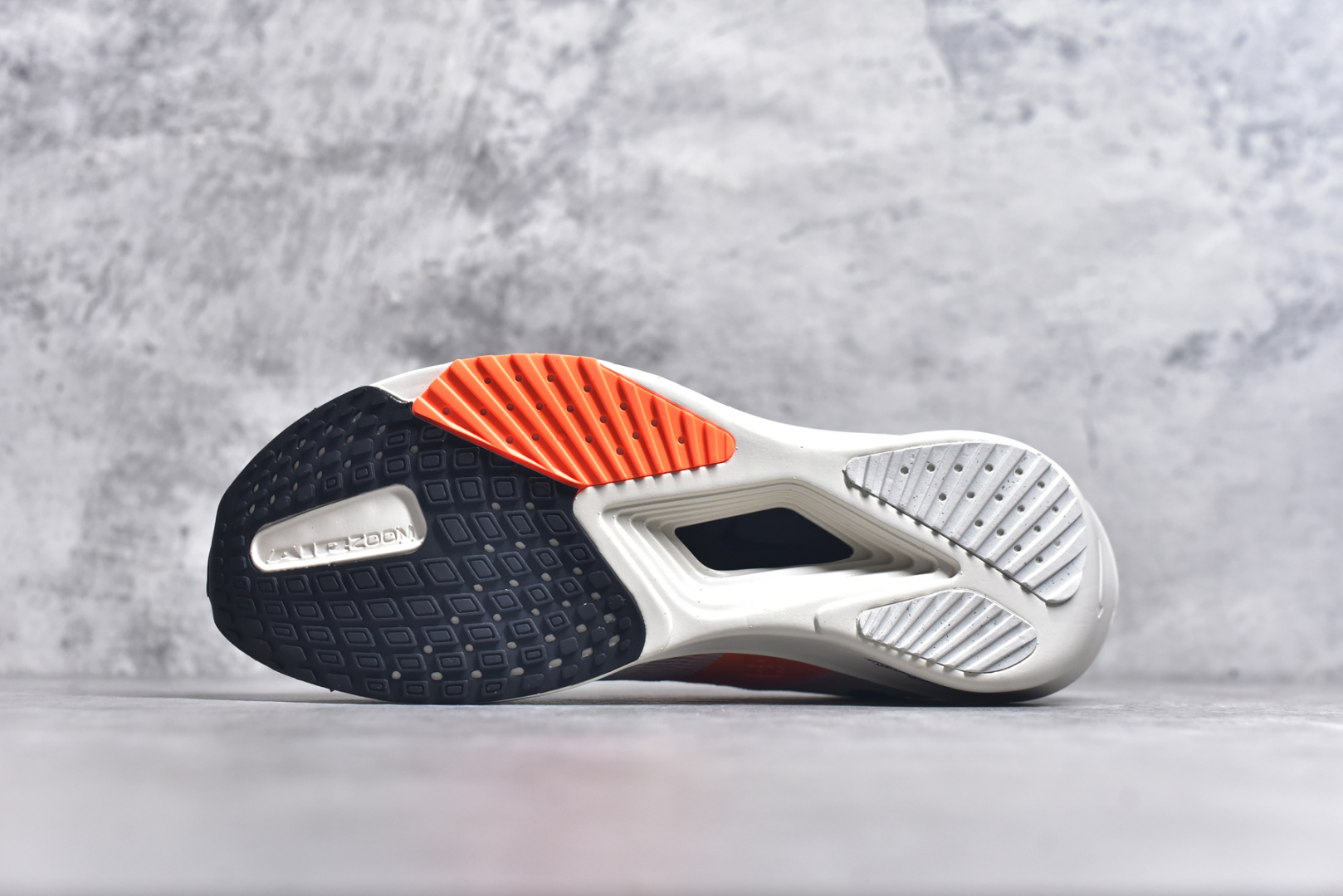 图片[6]-#NK AIR Zoom RIVALFLY FK4代系列轻量飞织低帮休闲运动慢跑鞋 整体设计采用流线型的轻质工程网眼材质构成鞋面 并与其他 Running 旗舰鞋款同样搭载全脚掌 ZoomX 缓冲中底 搭配 Pebax 物料与橡胶外底 ZoomX StreakFly 首发配色以Prototype呈现 其灵感是来自开发期间的磨损测试 透过编号的标记与内侧的预期跑步距离突出研发过程 货号：FV6040-101 尺码：39 40 40.5 41 42 42.5 43 44 44.5 45-选品中心