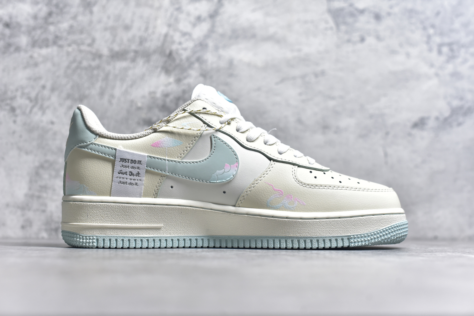 图片[3]-#Nk Air Force 1\’07 Low \”Bai Suzhen\” 国潮风格 蛇年限定 白素贞 空军一号低帮休闲板鞋 FB1839-112 #白素贞本是一条修炼千年的白蛇，在峨眉山上潜心修行，集天地灵气于一身，法术高强。她与许仙的爱情却遭到了法海和尚的阻挠。白素贞为救许仙，不惜触犯天条，水漫金山，最终，白素贞因触犯天条，被法海压在雷峰塔下。她对许仙的爱始终坚定不移，其爱情故事感天动地尺码：36 36.5 37 38 38.5 39 40 40.5 41 42 42.5 43 44 44.5 45 9.D4-选品中心