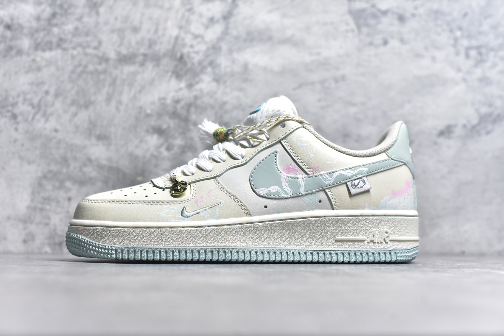 #Nk Air Force 1\’07 Low \”Bai Suzhen\” 国潮风格 蛇年限定 白素贞 空军一号低帮休闲板鞋 FB1839-112 #白素贞本是一条修炼千年的白蛇，在峨眉山上潜心修行，集天地灵气于一身，法术高强。她与许仙的爱情却遭到了法海和尚的阻挠。白素贞为救许仙，不惜触犯天条，水漫金山，最终，白素贞因触犯天条，被法海压在雷峰塔下。她对许仙的爱始终坚定不移，其爱情故事感天动地尺码：36 36.5 37 38 38.5 39 40 40.5 41 42 42.5 43 44 44.5 45 9.D4-选品中心