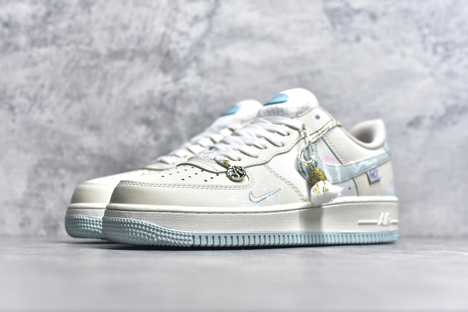 图片[2]-#Nk Air Force 1\’07 Low \”Bai Suzhen\” 国潮风格 蛇年限定 白素贞 空军一号低帮休闲板鞋 FB1839-112 #白素贞本是一条修炼千年的白蛇，在峨眉山上潜心修行，集天地灵气于一身，法术高强。她与许仙的爱情却遭到了法海和尚的阻挠。白素贞为救许仙，不惜触犯天条，水漫金山，最终，白素贞因触犯天条，被法海压在雷峰塔下。她对许仙的爱始终坚定不移，其爱情故事感天动地尺码：36 36.5 37 38 38.5 39 40 40.5 41 42 42.5 43 44 44.5 45 9.D4-选品中心