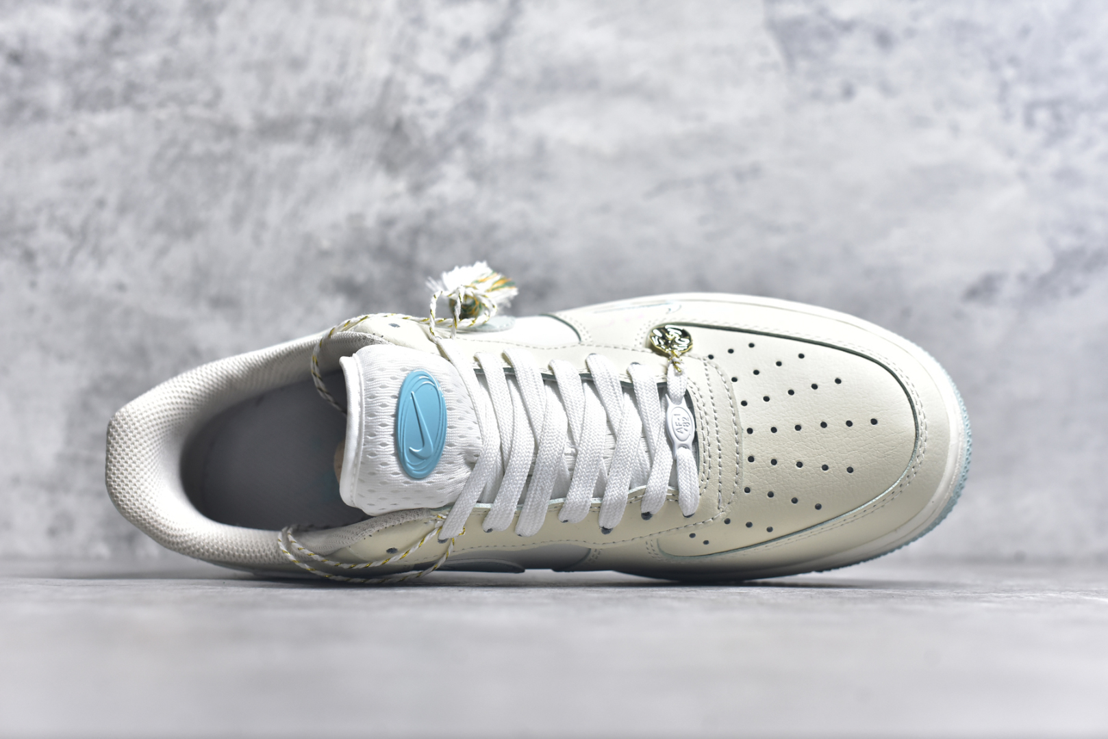 图片[4]-#Nk Air Force 1\’07 Low \”Bai Suzhen\” 国潮风格 蛇年限定 白素贞 空军一号低帮休闲板鞋 FB1839-112 #白素贞本是一条修炼千年的白蛇，在峨眉山上潜心修行，集天地灵气于一身，法术高强。她与许仙的爱情却遭到了法海和尚的阻挠。白素贞为救许仙，不惜触犯天条，水漫金山，最终，白素贞因触犯天条，被法海压在雷峰塔下。她对许仙的爱始终坚定不移，其爱情故事感天动地尺码：36 36.5 37 38 38.5 39 40 40.5 41 42 42.5 43 44 44.5 45 9.D4-选品中心