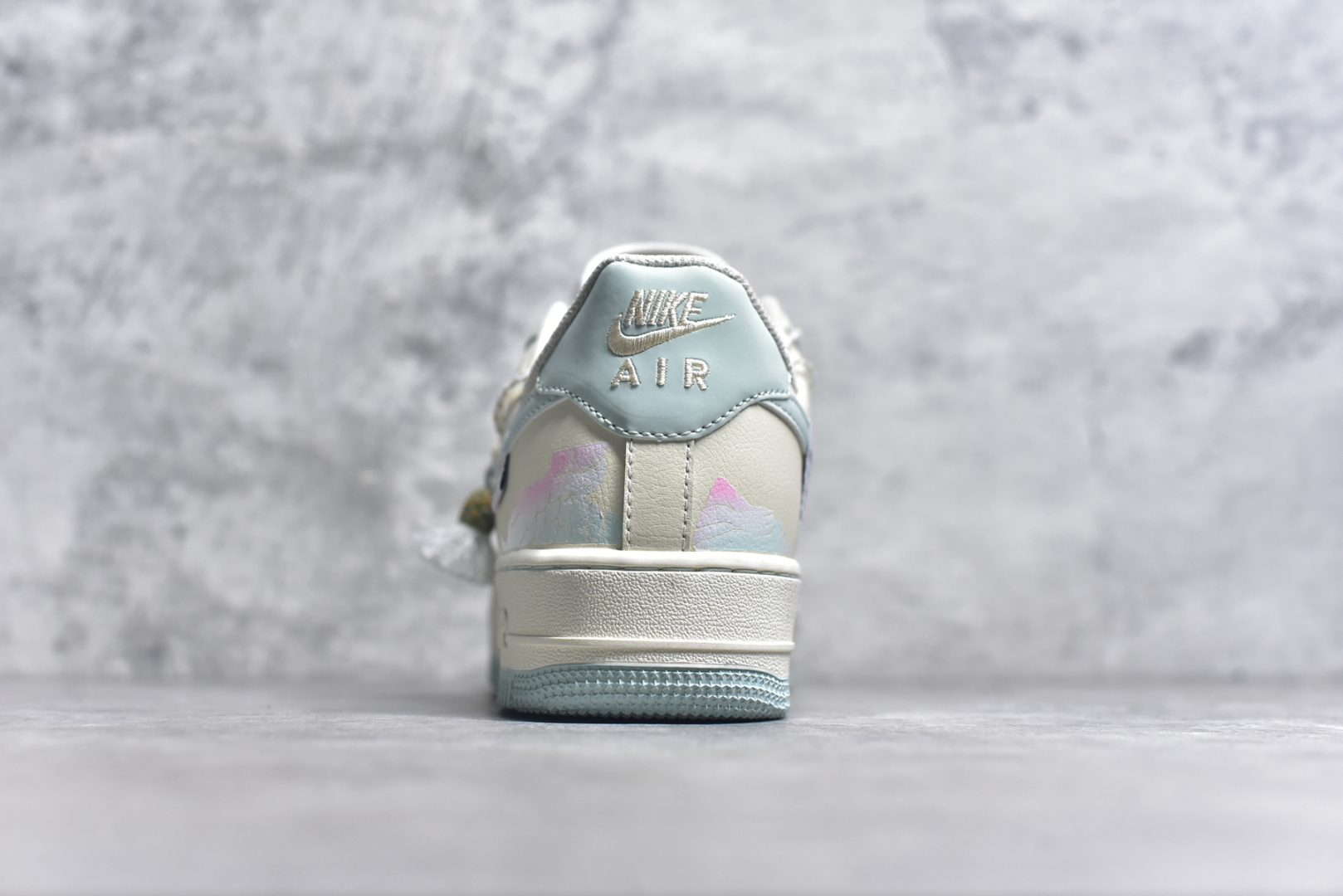 图片[5]-#Nk Air Force 1\’07 Low \”Bai Suzhen\” 国潮风格 蛇年限定 白素贞 空军一号低帮休闲板鞋 FB1839-112 #白素贞本是一条修炼千年的白蛇，在峨眉山上潜心修行，集天地灵气于一身，法术高强。她与许仙的爱情却遭到了法海和尚的阻挠。白素贞为救许仙，不惜触犯天条，水漫金山，最终，白素贞因触犯天条，被法海压在雷峰塔下。她对许仙的爱始终坚定不移，其爱情故事感天动地尺码：36 36.5 37 38 38.5 39 40 40.5 41 42 42.5 43 44 44.5 45 9.D4-选品中心
