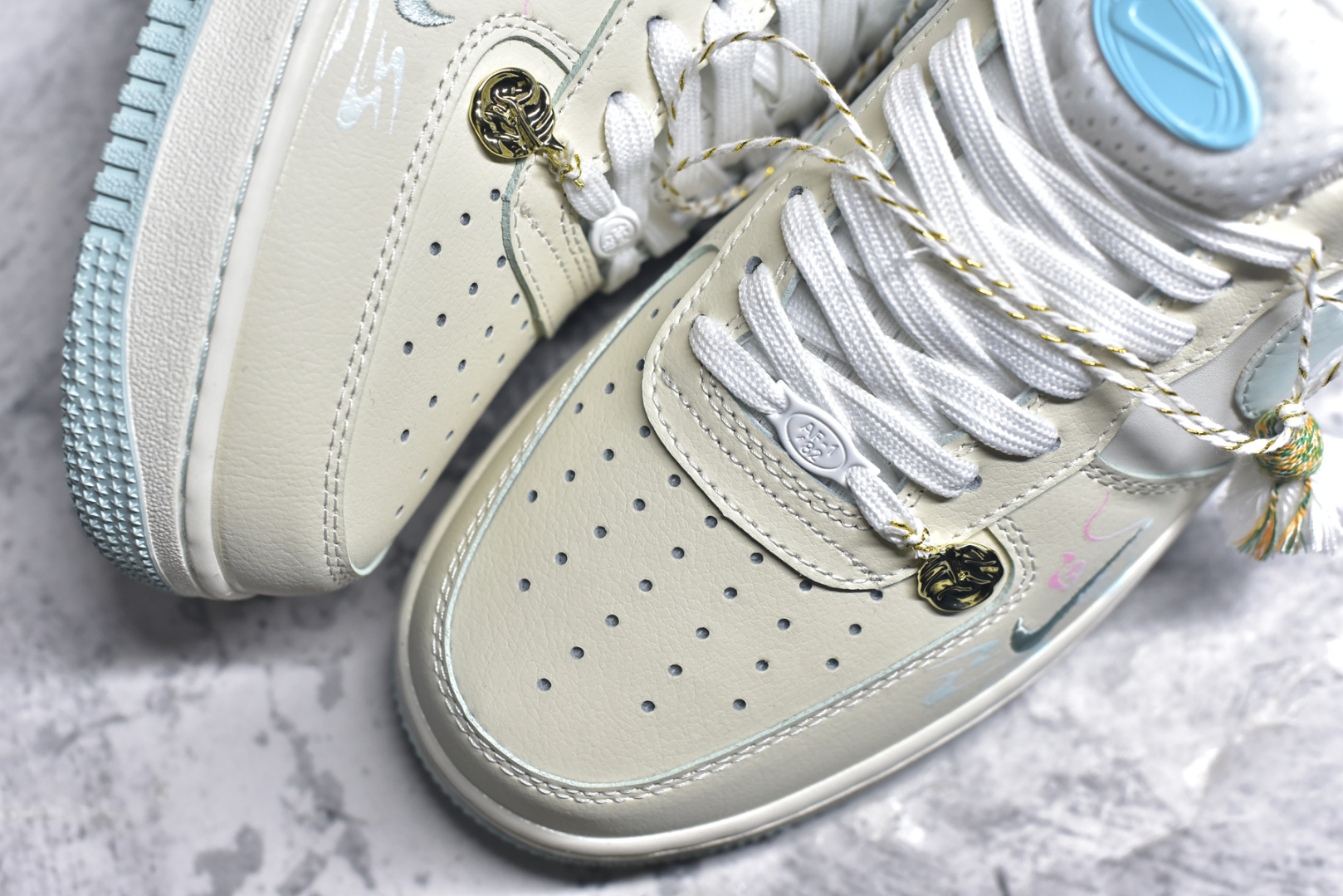 图片[8]-#Nk Air Force 1\’07 Low \”Bai Suzhen\” 国潮风格 蛇年限定 白素贞 空军一号低帮休闲板鞋 FB1839-112 #白素贞本是一条修炼千年的白蛇，在峨眉山上潜心修行，集天地灵气于一身，法术高强。她与许仙的爱情却遭到了法海和尚的阻挠。白素贞为救许仙，不惜触犯天条，水漫金山，最终，白素贞因触犯天条，被法海压在雷峰塔下。她对许仙的爱始终坚定不移，其爱情故事感天动地尺码：36 36.5 37 38 38.5 39 40 40.5 41 42 42.5 43 44 44.5 45 9.D4-选品中心
