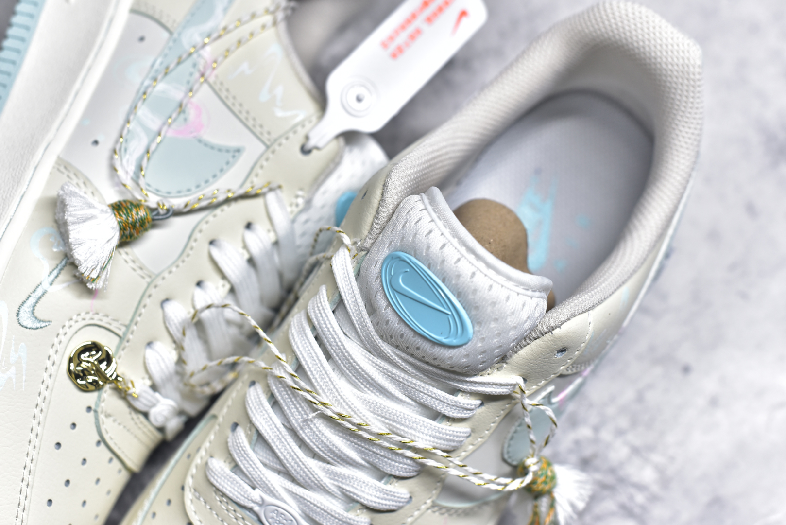 图片[9]-#Nk Air Force 1\’07 Low \”Bai Suzhen\” 国潮风格 蛇年限定 白素贞 空军一号低帮休闲板鞋 FB1839-112 #白素贞本是一条修炼千年的白蛇，在峨眉山上潜心修行，集天地灵气于一身，法术高强。她与许仙的爱情却遭到了法海和尚的阻挠。白素贞为救许仙，不惜触犯天条，水漫金山，最终，白素贞因触犯天条，被法海压在雷峰塔下。她对许仙的爱始终坚定不移，其爱情故事感天动地尺码：36 36.5 37 38 38.5 39 40 40.5 41 42 42.5 43 44 44.5 45 9.D4-选品中心