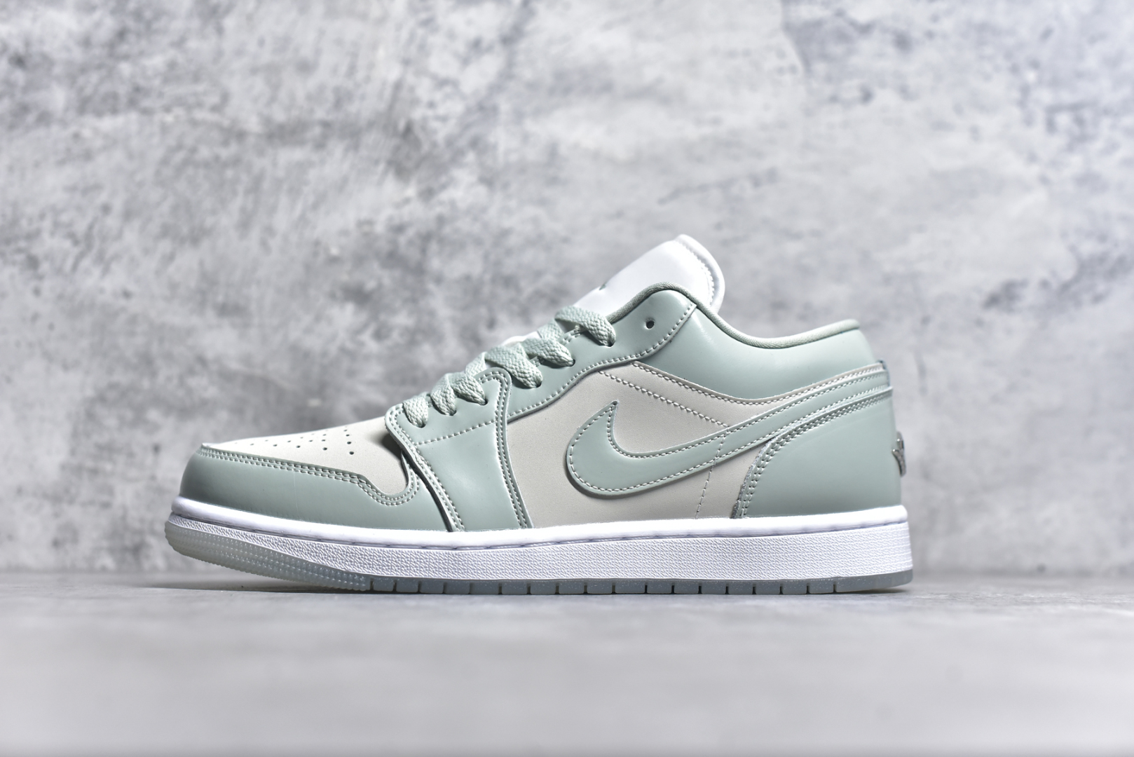 #Air Jordan AJ1 Low 低帮 米绿 HF4078-100 全新流水线出品 DT版本唯一平替选择 市场第二梯队最强版 全部原鞋开发 原楦原纸板开发 全鞋电脑针车 原厂内置全掌气垫 原盒内在原标 唯一Zp原版鞋带绑法 免检产品 全新2022版型 全头层皮料 完美零毛边处理 原厂配置全掌气垫 价格定位良心 几十个配色陆续出货 尺码：36 36.5 37.5 38 38.5 39 40 40.5 41 42 42.5 43 44 44.5 45 46 47.5-选品中心