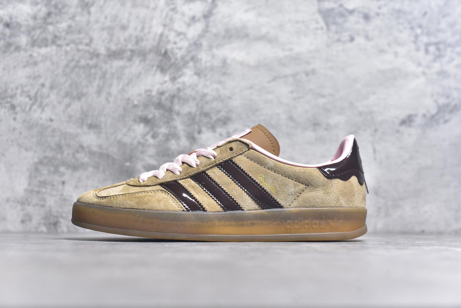 #AD Gazelle Indoor Trainers 羚羊内训系列低帮复古百搭休闲运动德训风板鞋 JR8028 90年代经典的复刻版！自60年代以足球训练鞋面世以来,Gazelle就以其经典设计席卷全球。1991年版本的复刻,再造经典Gazelle。采用皮革打造,搭配浊色细节,让这款经典更加简约。尺码：36 36⅔ 37⅓ 38 38⅔ 39⅓ 40 40⅔ 41⅓ 42 42⅔ 43⅓ 44 45-选品中心
