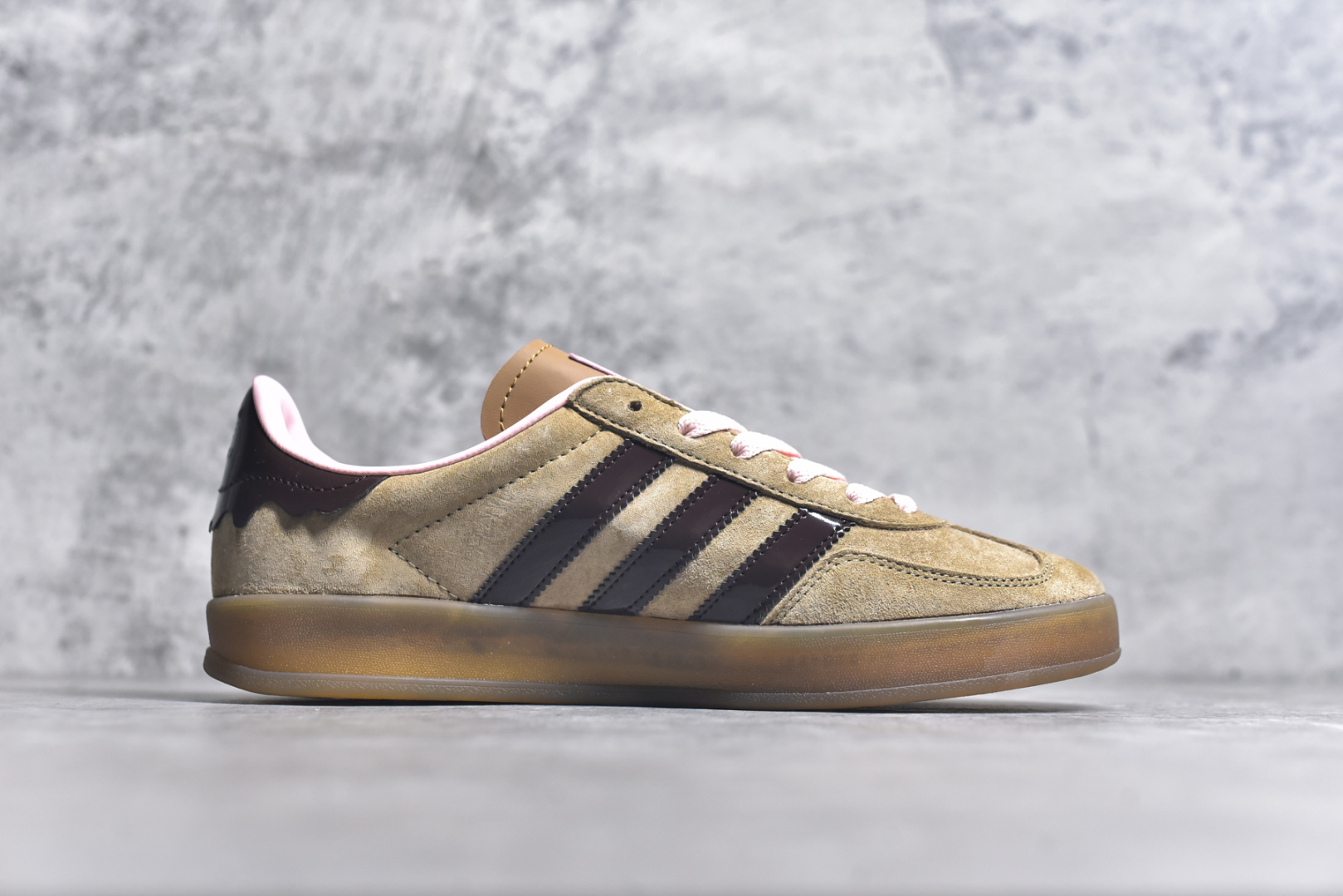 图片[3]-#AD Gazelle Indoor Trainers 羚羊内训系列低帮复古百搭休闲运动德训风板鞋 JR8028 90年代经典的复刻版！自60年代以足球训练鞋面世以来,Gazelle就以其经典设计席卷全球。1991年版本的复刻,再造经典Gazelle。采用皮革打造,搭配浊色细节,让这款经典更加简约。尺码：36 36⅔ 37⅓ 38 38⅔ 39⅓ 40 40⅔ 41⅓ 42 42⅔ 43⅓ 44 45-选品中心