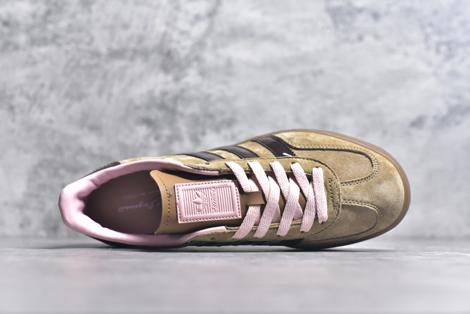 图片[4]-#AD Gazelle Indoor Trainers 羚羊内训系列低帮复古百搭休闲运动德训风板鞋 JR8028 90年代经典的复刻版！自60年代以足球训练鞋面世以来,Gazelle就以其经典设计席卷全球。1991年版本的复刻,再造经典Gazelle。采用皮革打造,搭配浊色细节,让这款经典更加简约。尺码：36 36⅔ 37⅓ 38 38⅔ 39⅓ 40 40⅔ 41⅓ 42 42⅔ 43⅓ 44 45-选品中心