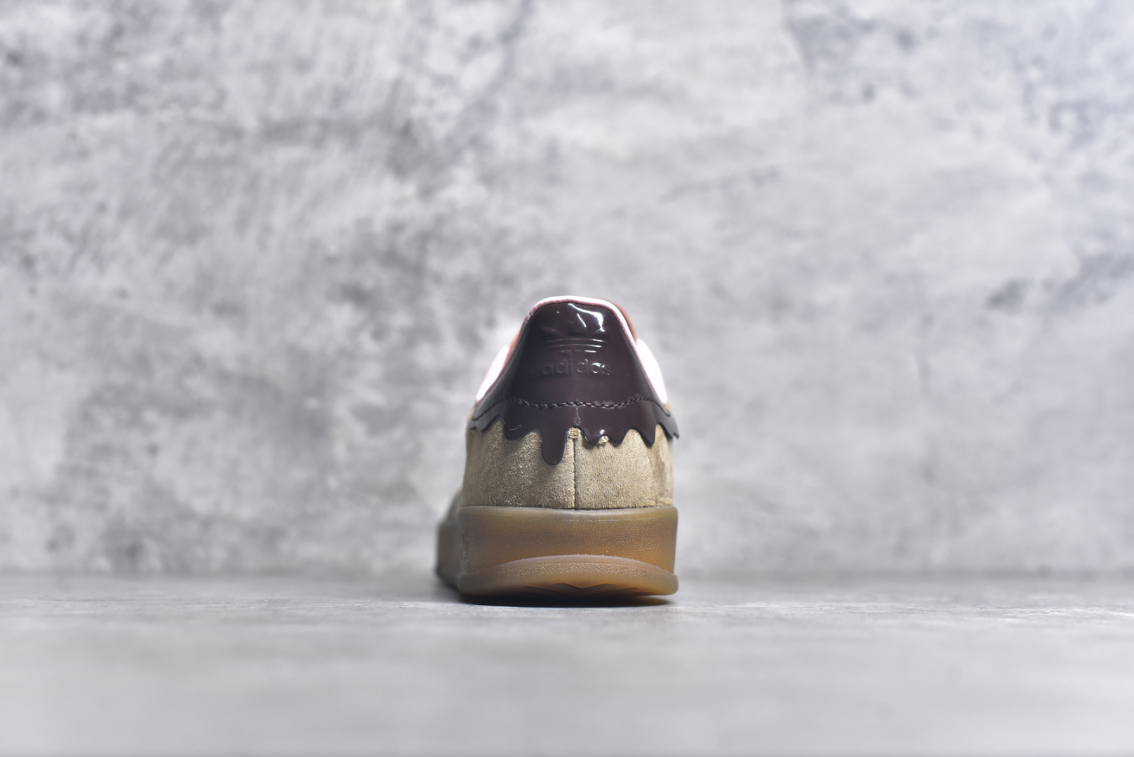 图片[5]-#AD Gazelle Indoor Trainers 羚羊内训系列低帮复古百搭休闲运动德训风板鞋 JR8028 90年代经典的复刻版！自60年代以足球训练鞋面世以来,Gazelle就以其经典设计席卷全球。1991年版本的复刻,再造经典Gazelle。采用皮革打造,搭配浊色细节,让这款经典更加简约。尺码：36 36⅔ 37⅓ 38 38⅔ 39⅓ 40 40⅔ 41⅓ 42 42⅔ 43⅓ 44 45-选品中心