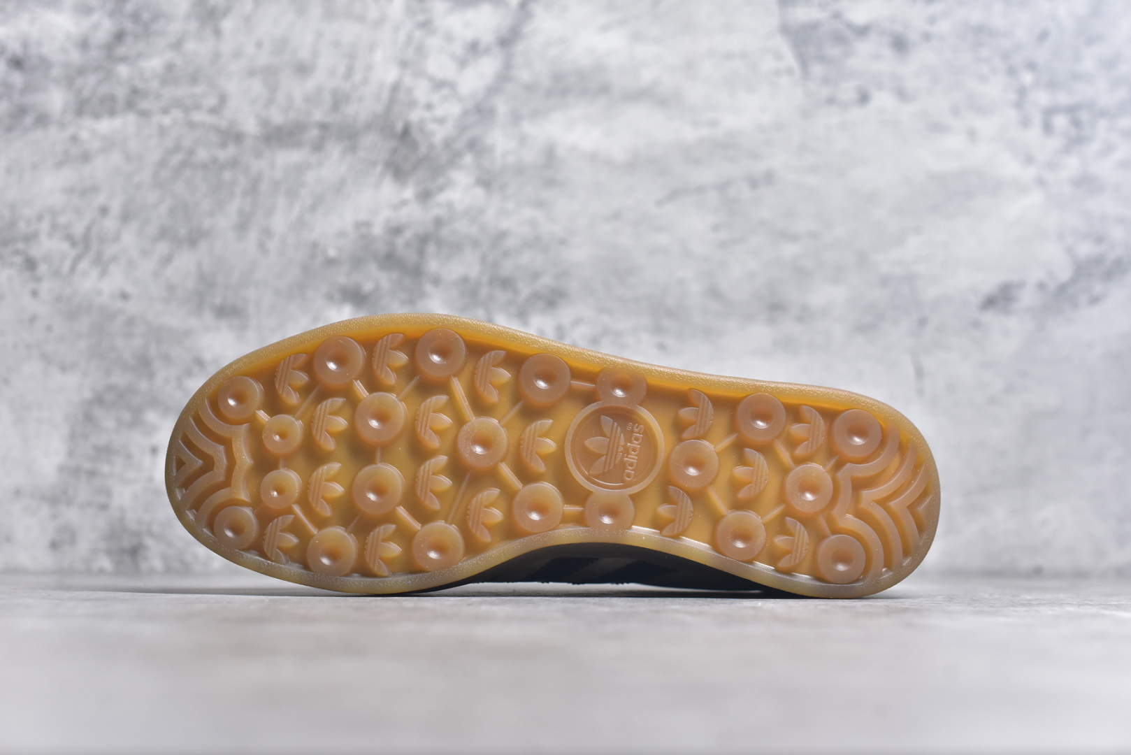 图片[6]-#AD Gazelle Indoor Trainers 羚羊内训系列低帮复古百搭休闲运动德训风板鞋 JR8028 90年代经典的复刻版！自60年代以足球训练鞋面世以来,Gazelle就以其经典设计席卷全球。1991年版本的复刻,再造经典Gazelle。采用皮革打造,搭配浊色细节,让这款经典更加简约。尺码：36 36⅔ 37⅓ 38 38⅔ 39⅓ 40 40⅔ 41⅓ 42 42⅔ 43⅓ 44 45-选品中心