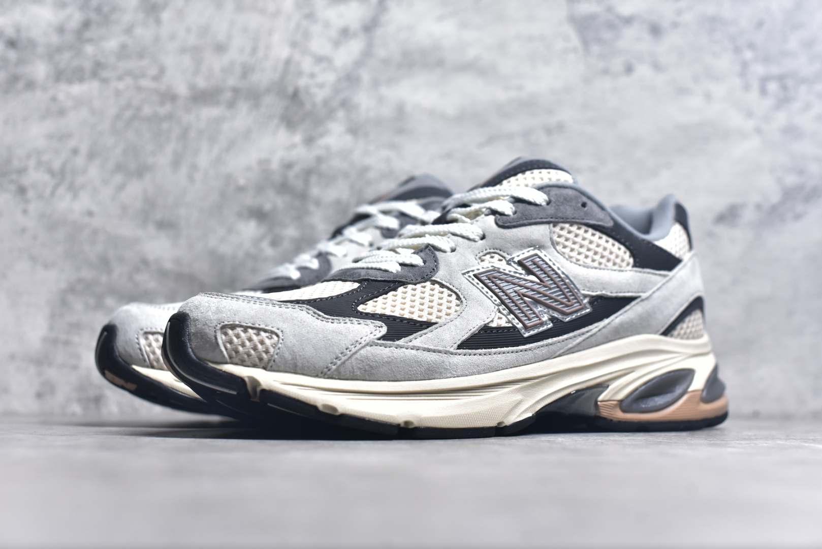 图片[2]-#New Balance M2010系列 新百伦 复古老爹风网布跑步休闲运动鞋新百伦经典配色 沿袭了面世之初的经典科技 以ENCAP中底配以升级版 N-ERGY缓震物料 鞋面则采用特色的柔软麂皮搭以NewBalance经典的尼龙网布 低调中还原跑鞋本真 更年轻化的设计理念与材质 让新世代青年得以用全新视角体验经典鞋款的传奇魅力货号：M2010GRY 尺码：36 37 37.5 38 38.5 39.5 40 40.5 41.5 42 42.5 43 44 45-选品中心