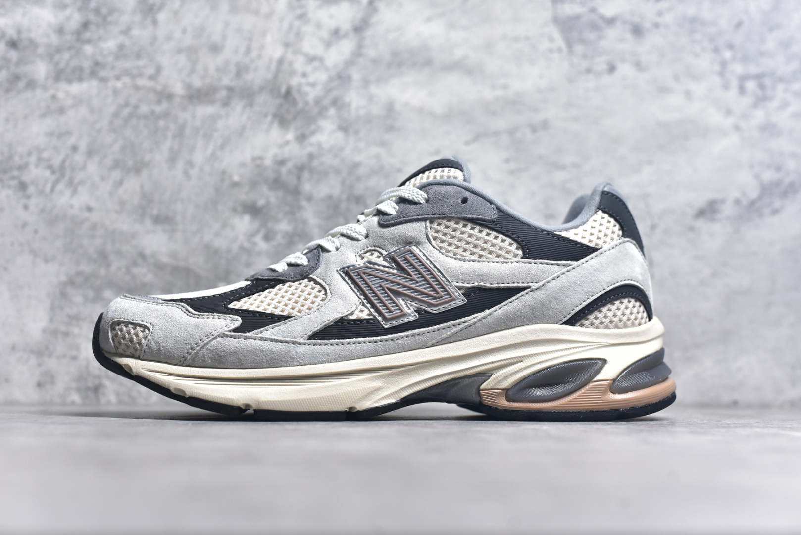 #New Balance M2010系列 新百伦 复古老爹风网布跑步休闲运动鞋新百伦经典配色 沿袭了面世之初的经典科技 以ENCAP中底配以升级版 N-ERGY缓震物料 鞋面则采用特色的柔软麂皮搭以NewBalance经典的尼龙网布 低调中还原跑鞋本真 更年轻化的设计理念与材质 让新世代青年得以用全新视角体验经典鞋款的传奇魅力货号：M2010GRY 尺码：36 37 37.5 38 38.5 39.5 40 40.5 41.5 42 42.5 43 44 45-选品中心