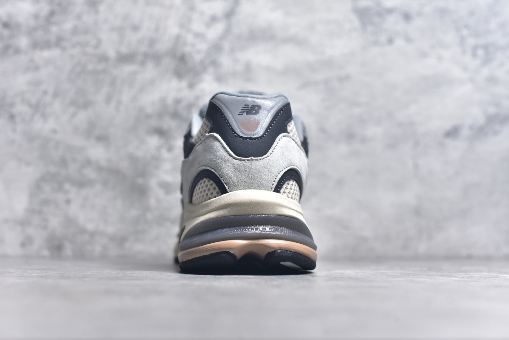 图片[5]-#New Balance M2010系列 新百伦 复古老爹风网布跑步休闲运动鞋新百伦经典配色 沿袭了面世之初的经典科技 以ENCAP中底配以升级版 N-ERGY缓震物料 鞋面则采用特色的柔软麂皮搭以NewBalance经典的尼龙网布 低调中还原跑鞋本真 更年轻化的设计理念与材质 让新世代青年得以用全新视角体验经典鞋款的传奇魅力货号：M2010GRY 尺码：36 37 37.5 38 38.5 39.5 40 40.5 41.5 42 42.5 43 44 45-选品中心