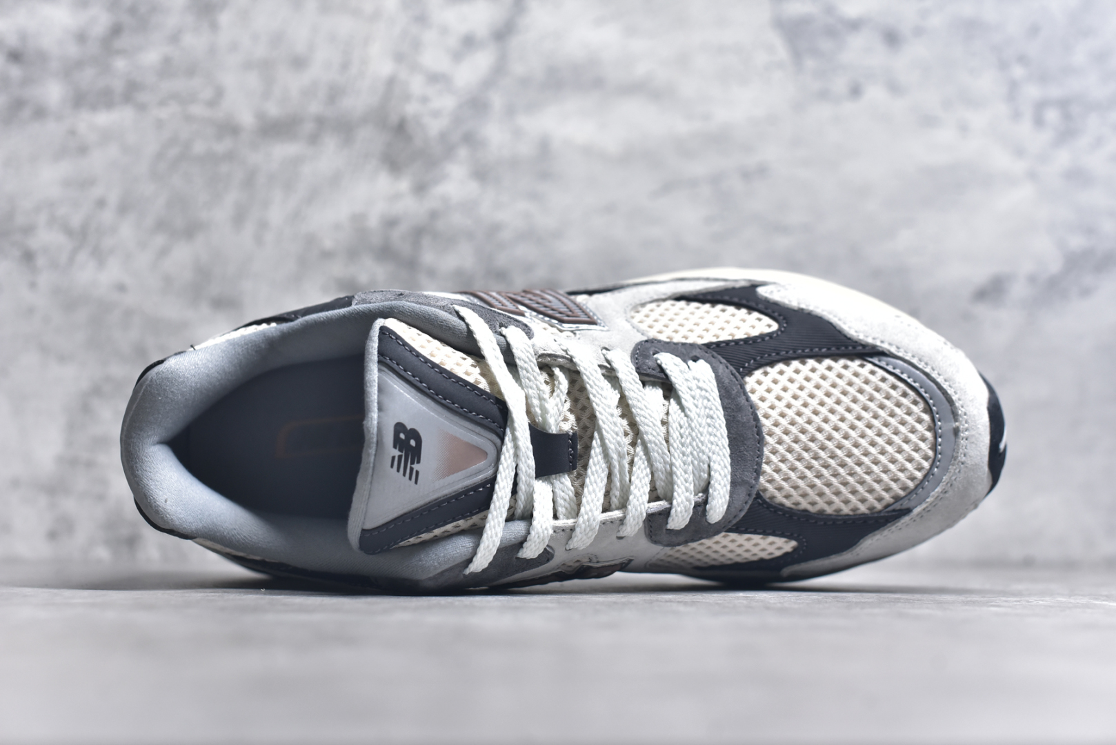 图片[4]-#New Balance M2010系列 新百伦 复古老爹风网布跑步休闲运动鞋新百伦经典配色 沿袭了面世之初的经典科技 以ENCAP中底配以升级版 N-ERGY缓震物料 鞋面则采用特色的柔软麂皮搭以NewBalance经典的尼龙网布 低调中还原跑鞋本真 更年轻化的设计理念与材质 让新世代青年得以用全新视角体验经典鞋款的传奇魅力货号：M2010GRY 尺码：36 37 37.5 38 38.5 39.5 40 40.5 41.5 42 42.5 43 44 45-选品中心