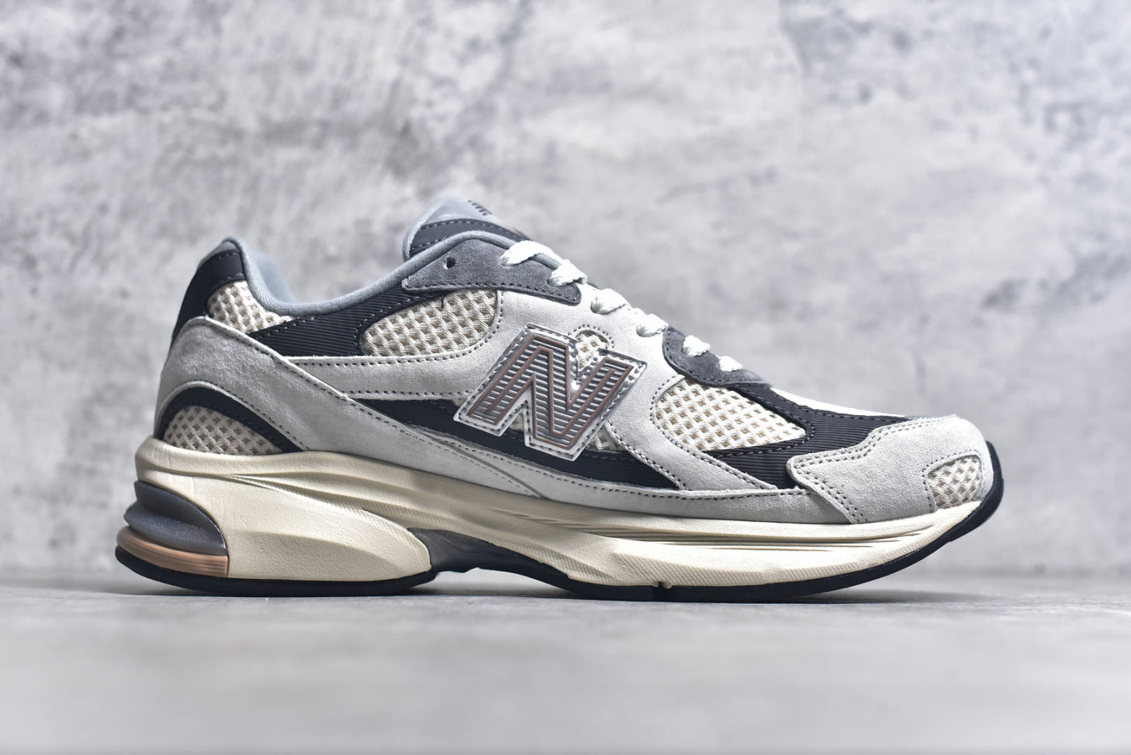 图片[3]-#New Balance M2010系列 新百伦 复古老爹风网布跑步休闲运动鞋新百伦经典配色 沿袭了面世之初的经典科技 以ENCAP中底配以升级版 N-ERGY缓震物料 鞋面则采用特色的柔软麂皮搭以NewBalance经典的尼龙网布 低调中还原跑鞋本真 更年轻化的设计理念与材质 让新世代青年得以用全新视角体验经典鞋款的传奇魅力货号：M2010GRY 尺码：36 37 37.5 38 38.5 39.5 40 40.5 41.5 42 42.5 43 44 45-选品中心