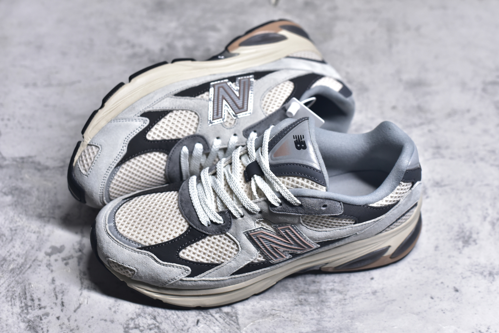图片[7]-#New Balance M2010系列 新百伦 复古老爹风网布跑步休闲运动鞋新百伦经典配色 沿袭了面世之初的经典科技 以ENCAP中底配以升级版 N-ERGY缓震物料 鞋面则采用特色的柔软麂皮搭以NewBalance经典的尼龙网布 低调中还原跑鞋本真 更年轻化的设计理念与材质 让新世代青年得以用全新视角体验经典鞋款的传奇魅力货号：M2010GRY 尺码：36 37 37.5 38 38.5 39.5 40 40.5 41.5 42 42.5 43 44 45-选品中心