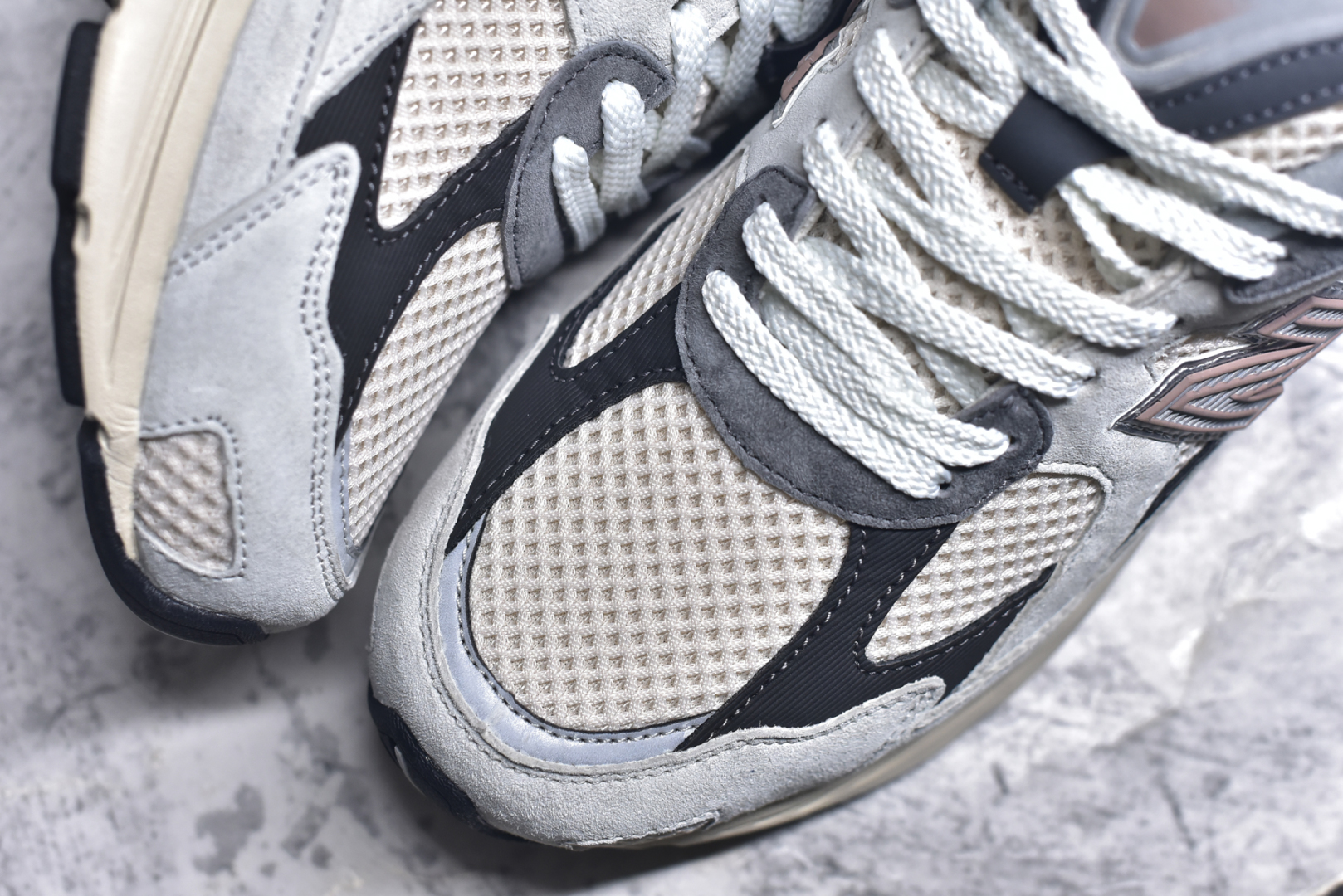图片[8]-#New Balance M2010系列 新百伦 复古老爹风网布跑步休闲运动鞋新百伦经典配色 沿袭了面世之初的经典科技 以ENCAP中底配以升级版 N-ERGY缓震物料 鞋面则采用特色的柔软麂皮搭以NewBalance经典的尼龙网布 低调中还原跑鞋本真 更年轻化的设计理念与材质 让新世代青年得以用全新视角体验经典鞋款的传奇魅力货号：M2010GRY 尺码：36 37 37.5 38 38.5 39.5 40 40.5 41.5 42 42.5 43 44 45-选品中心